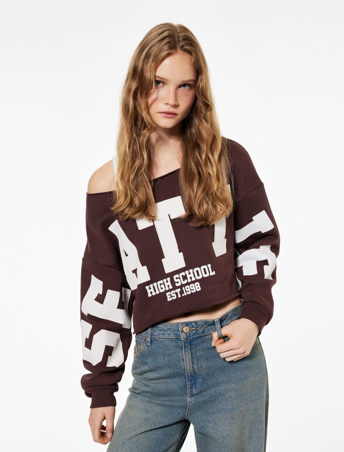  Uzun Kollu Baskılı Kayık Yaka Oversize Crop Sweatshirt