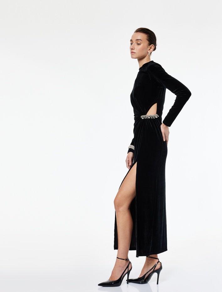  Slim Fit Uzun Kollu Önden Yırtmaçlı Pencere Detaylı Dik Yaka Taşlı Uzun Kadife Elbise