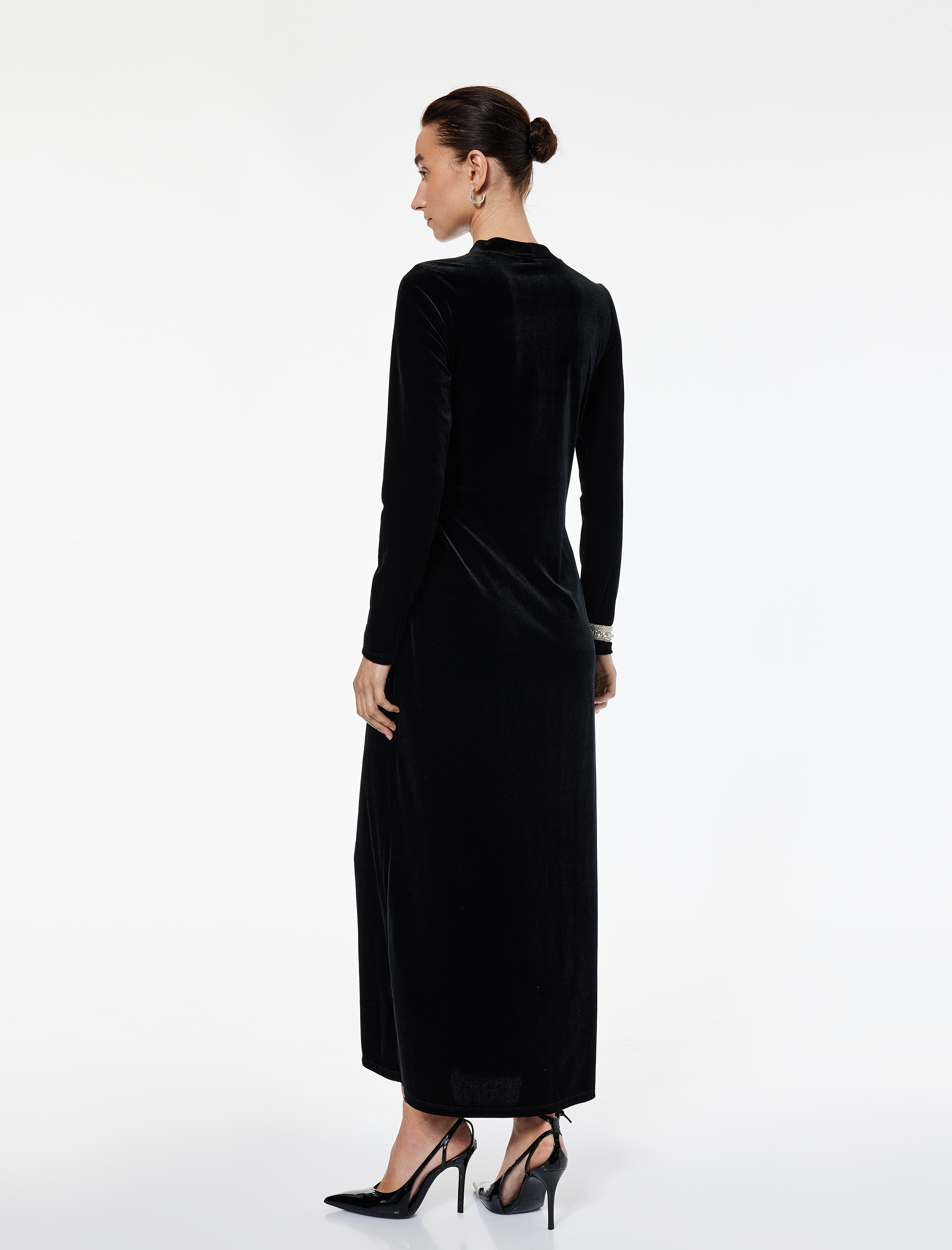   Slim Fit Uzun Kollu Önden Yırtmaçlı Pencere Detaylı Dik Yaka Taşlı Uzun Kadife Elbise