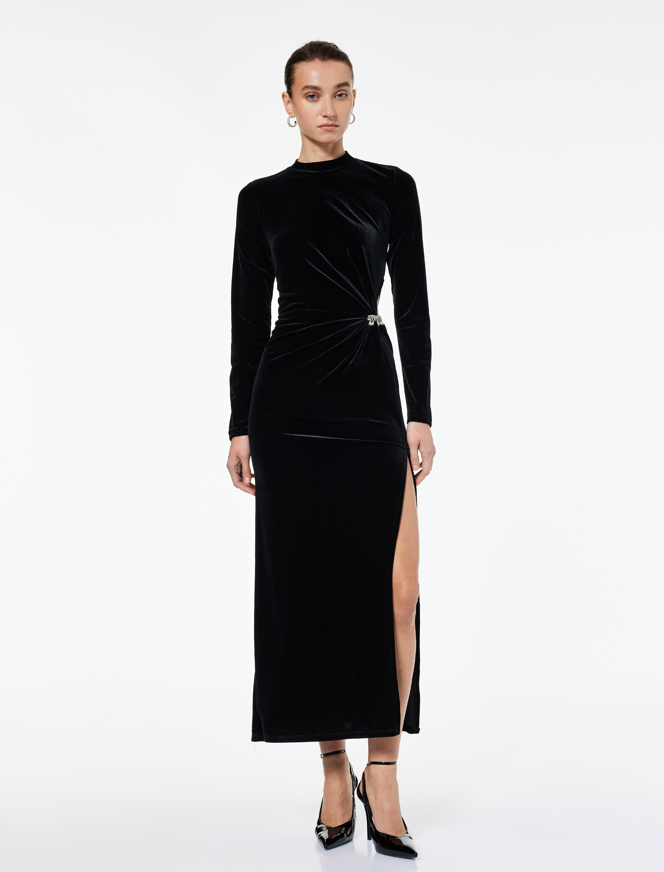   Slim Fit Uzun Kollu Önden Yırtmaçlı Pencere Detaylı Dik Yaka Taşlı Uzun Kadife Elbise