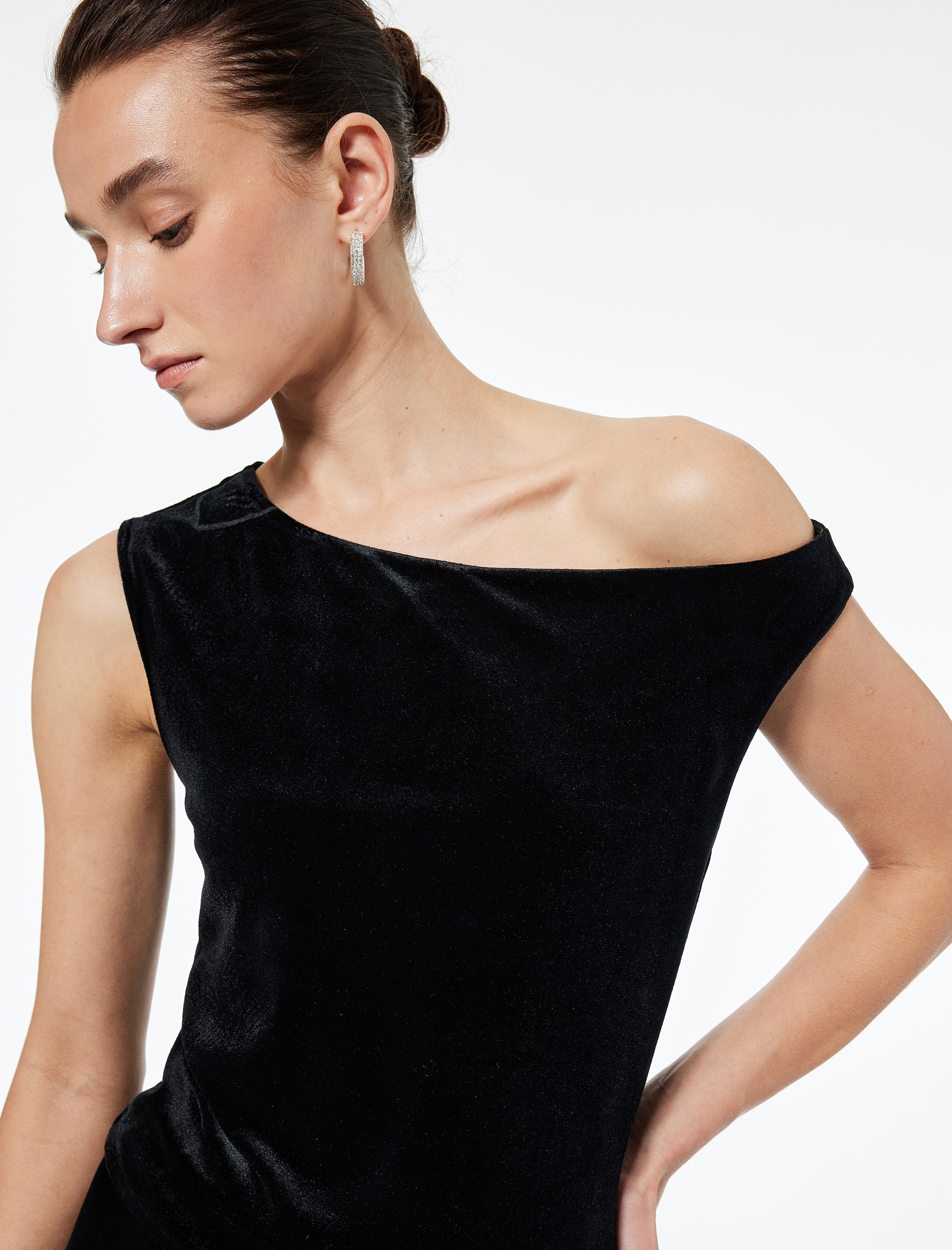   Asimetrik Yaka Kolsuz Kadife Bluz