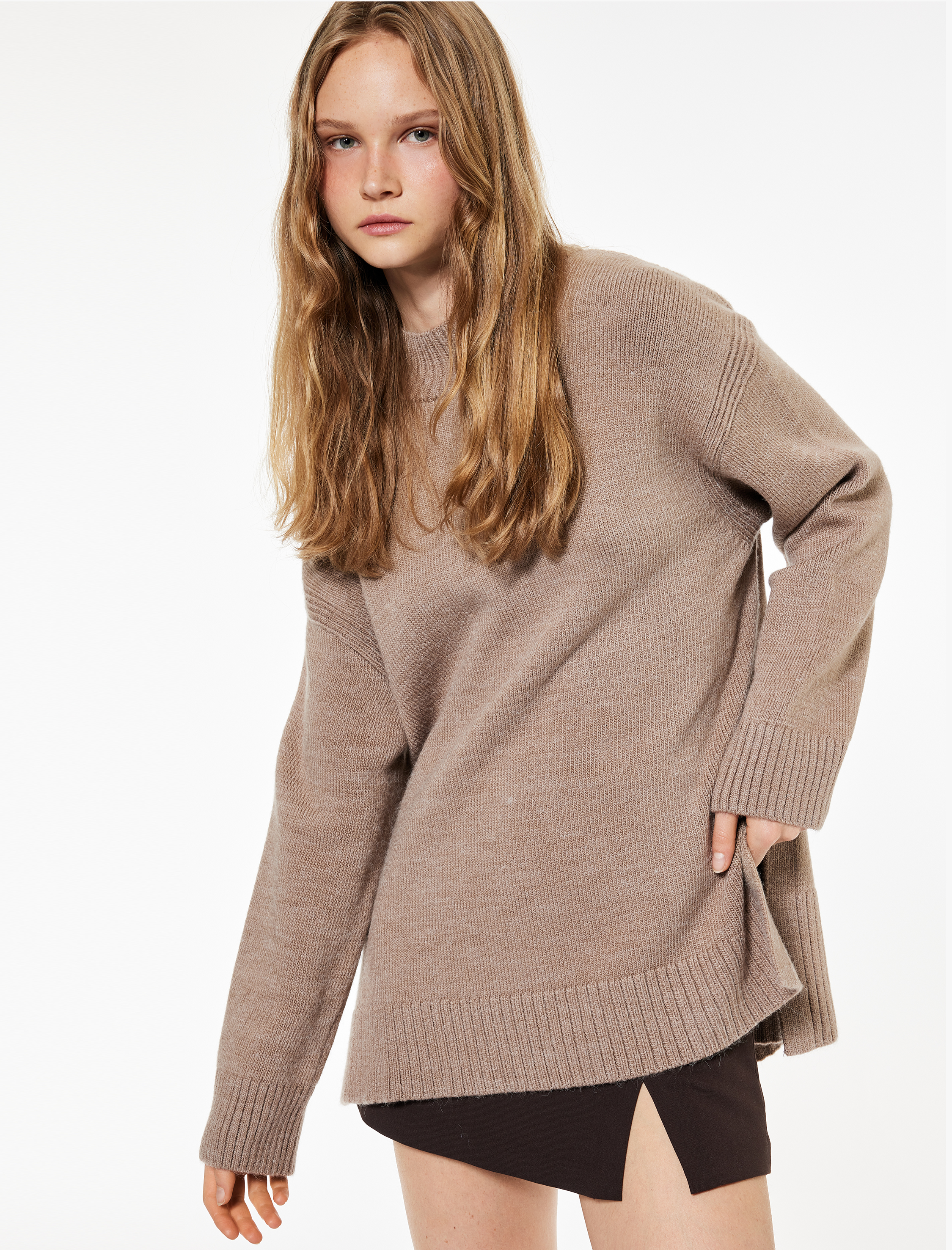 Uzun Kollu Dik Yaka Yırtmaç Detaylı Oversize Triko Tunik