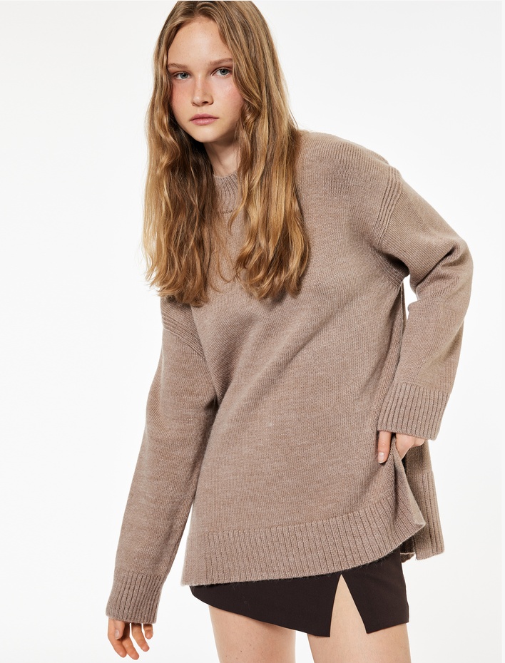  Uzun Kollu Dik Yaka Yırtmaç Detaylı Oversize Triko Tunik