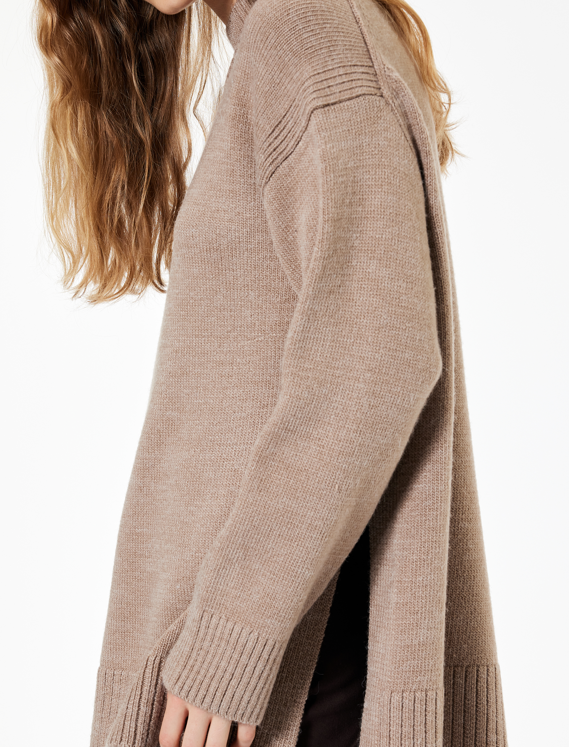 Uzun Kollu Dik Yaka Yırtmaç Detaylı Oversize Triko Tunik