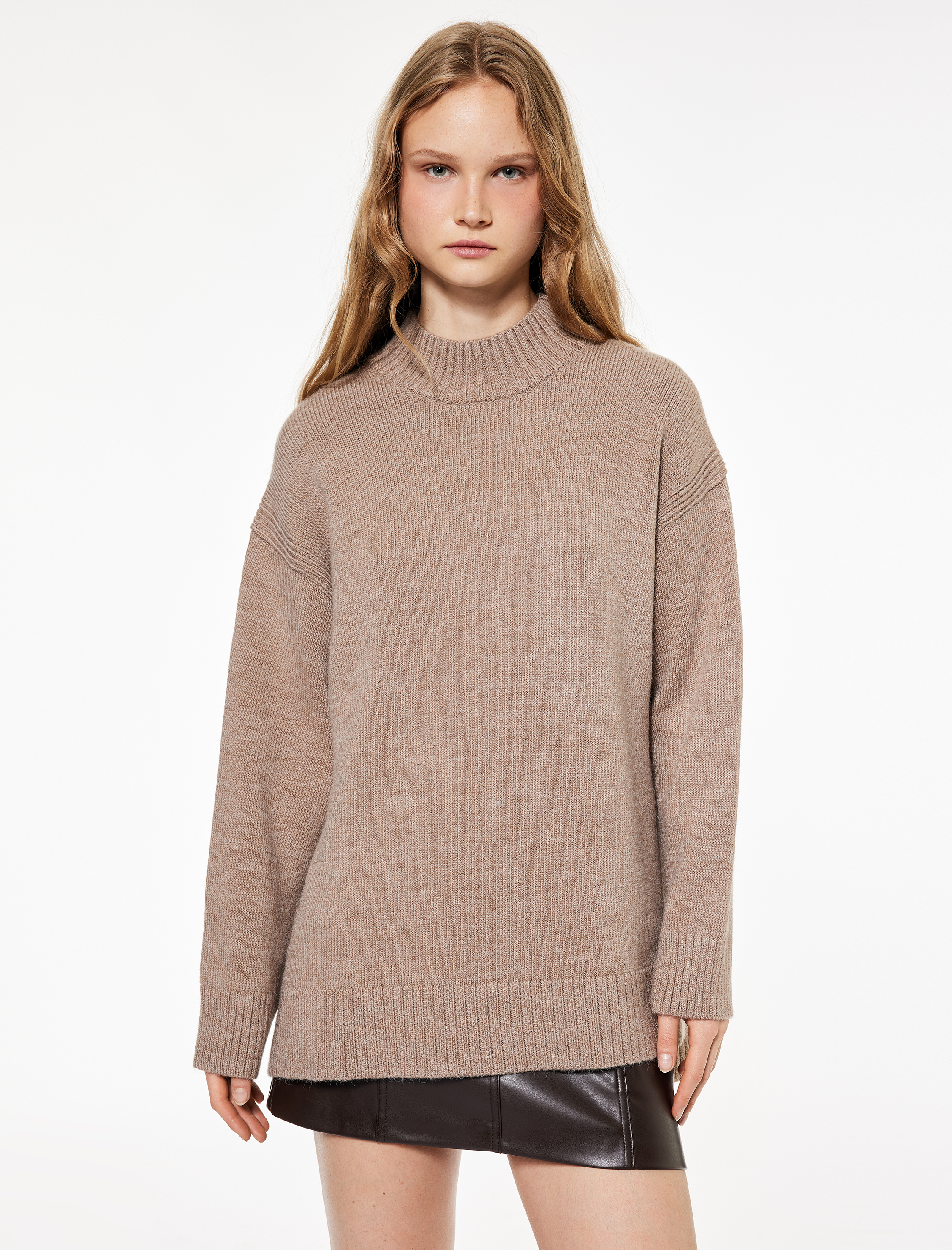 Uzun Kollu Dik Yaka Yırtmaç Detaylı Oversize Triko Tunik