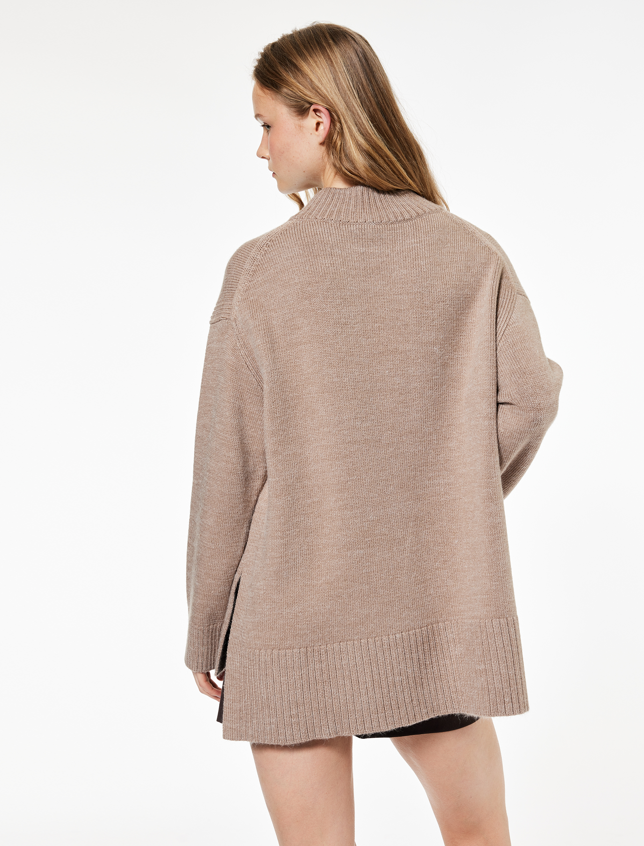 Uzun Kollu Dik Yaka Yırtmaç Detaylı Oversize Triko Tunik