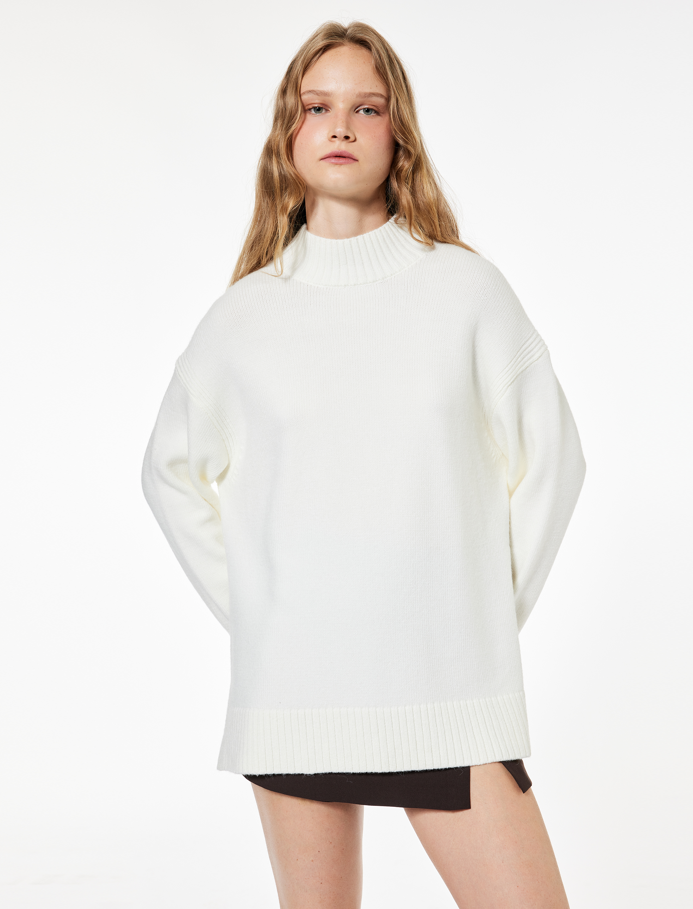 Uzun Kollu Dik Yaka Yırtmaç Detaylı Oversize Triko Tunik