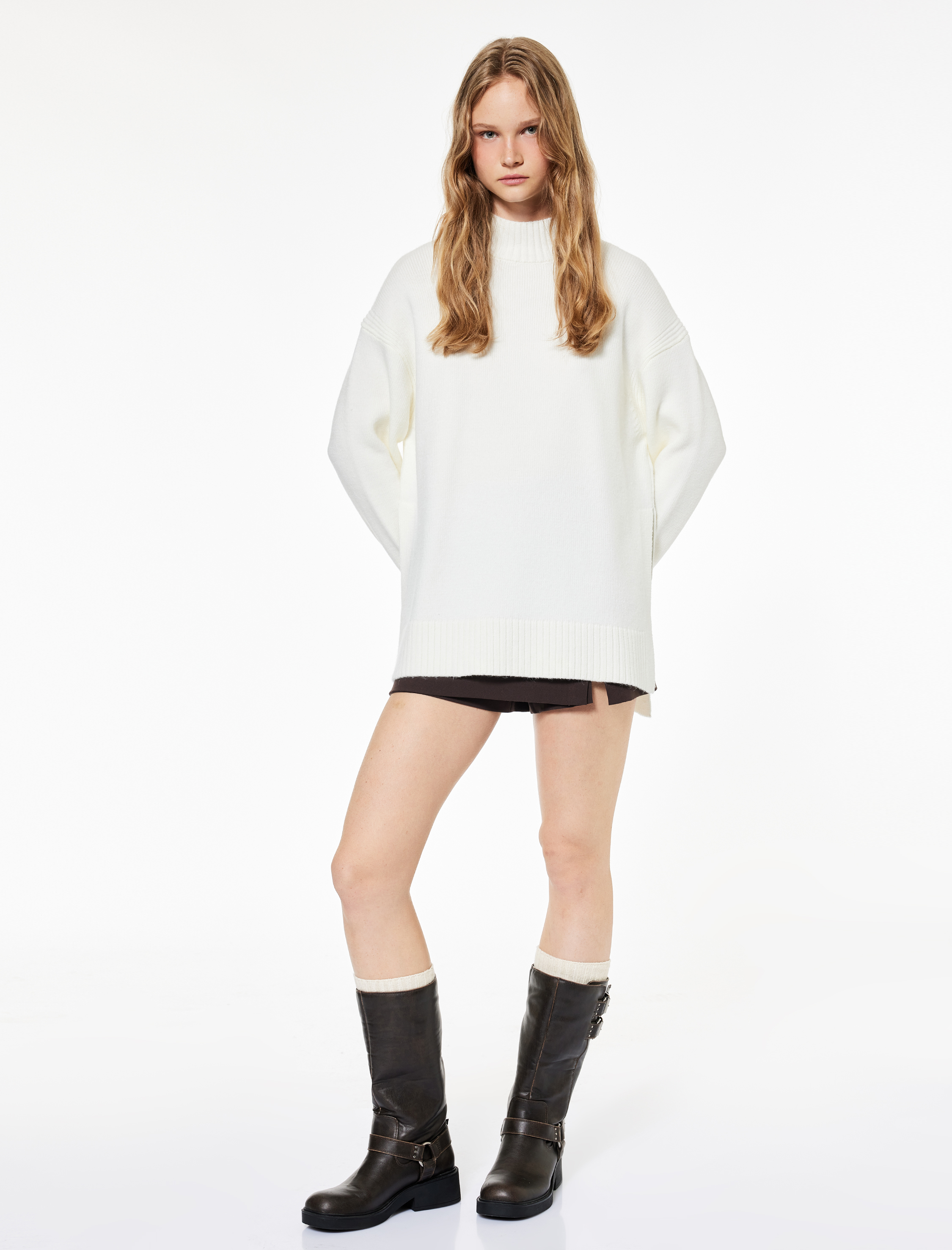 Uzun Kollu Dik Yaka Yırtmaç Detaylı Oversize Triko Tunik