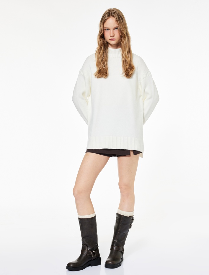  Uzun Kollu Dik Yaka Yırtmaç Detaylı Oversize Triko Tunik