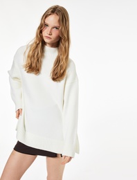 Uzun Kollu Dik Yaka Yırtmaç Detaylı Oversize Triko Tunik