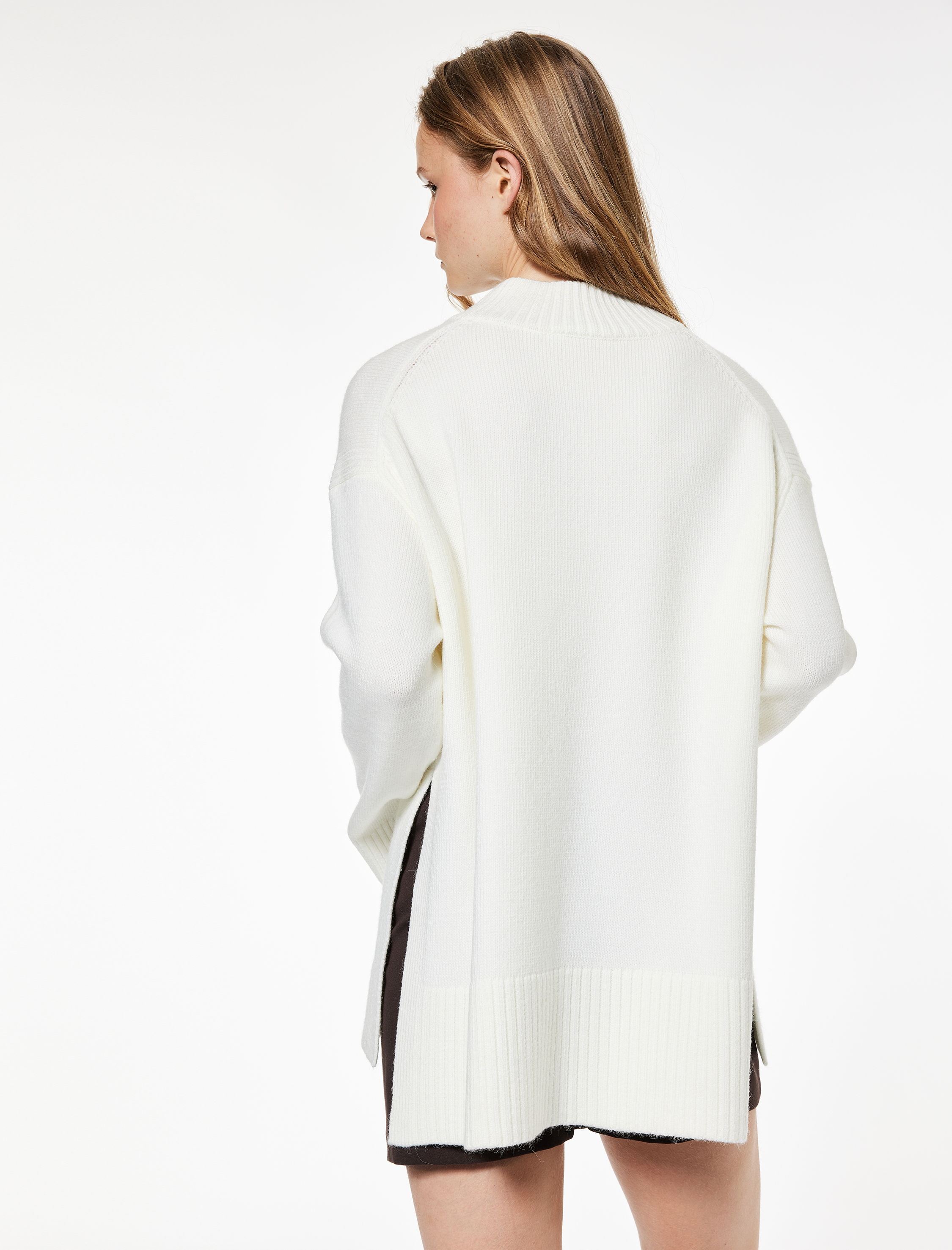 Uzun Kollu Dik Yaka Yırtmaç Detaylı Oversize Triko Tunik