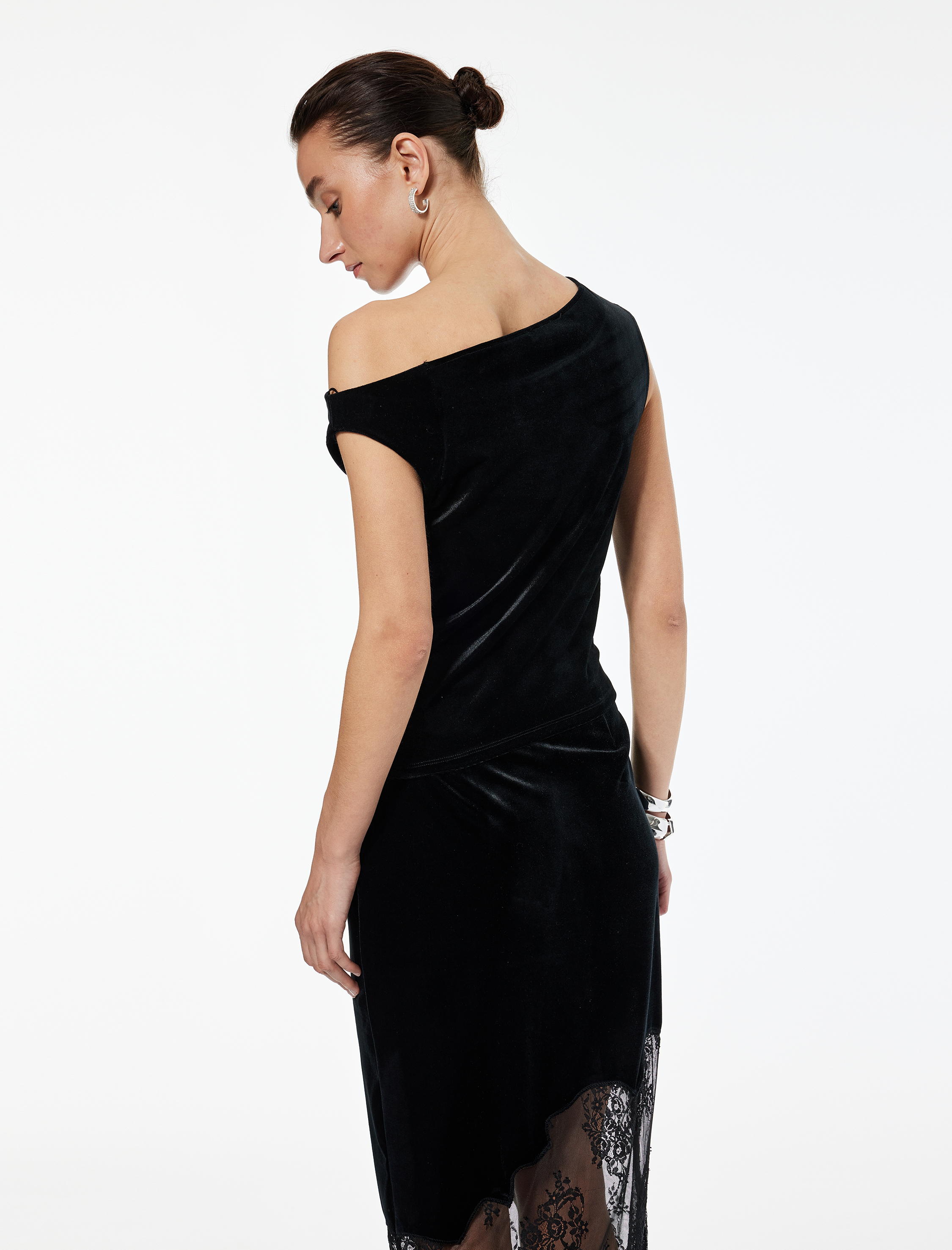   Asimetrik Yaka Kolsuz Kadife Bluz