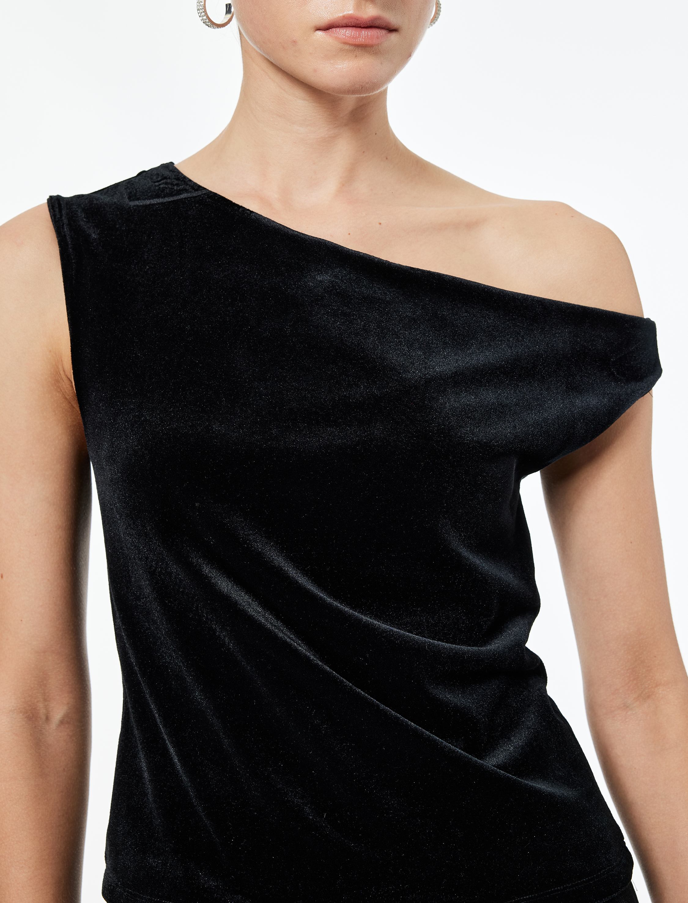   Asimetrik Yaka Kolsuz Kadife Bluz