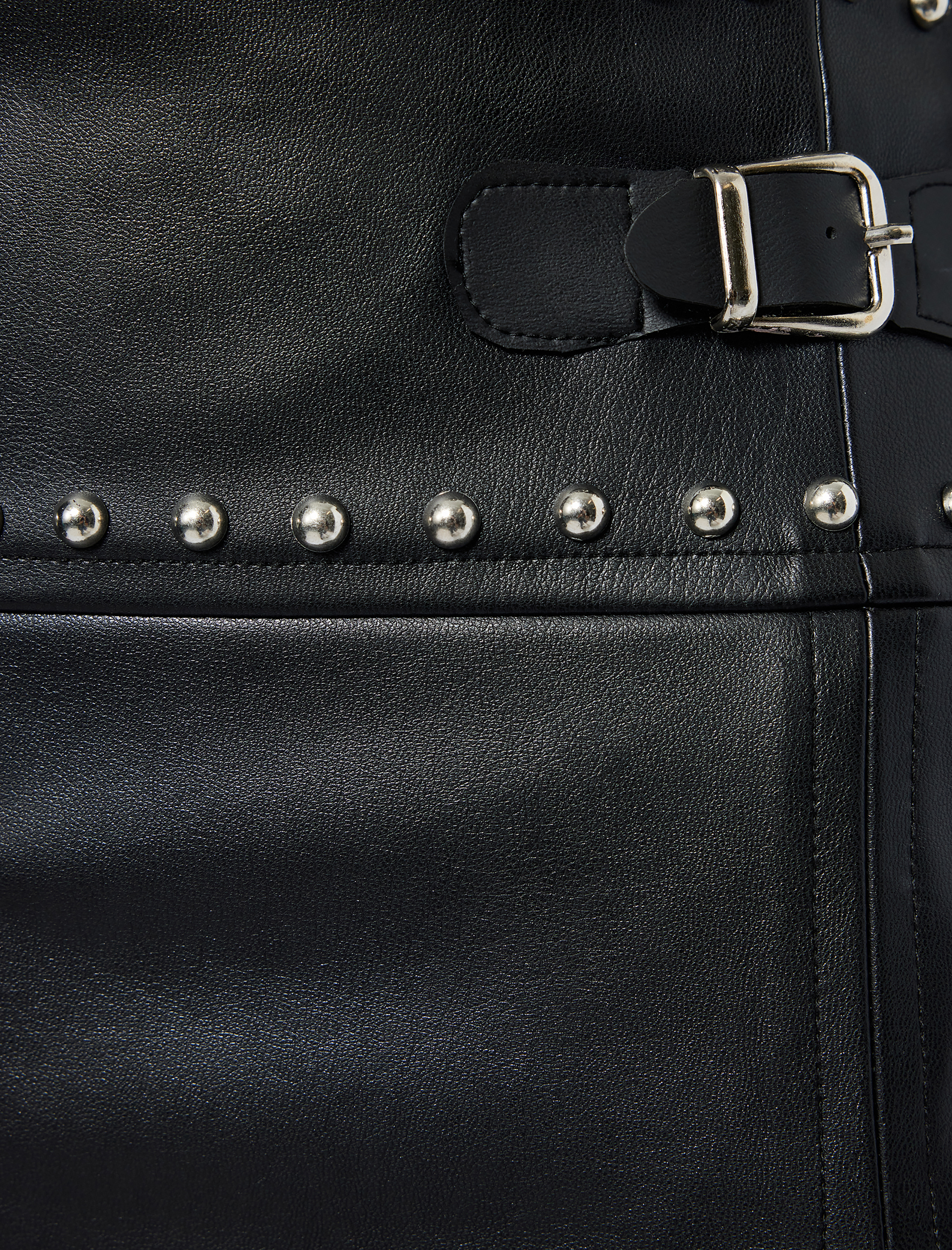   Metal Aksesuarlı Yırtmaçlı Düşük Bel Slim Fit Mini Suni Deri Etek