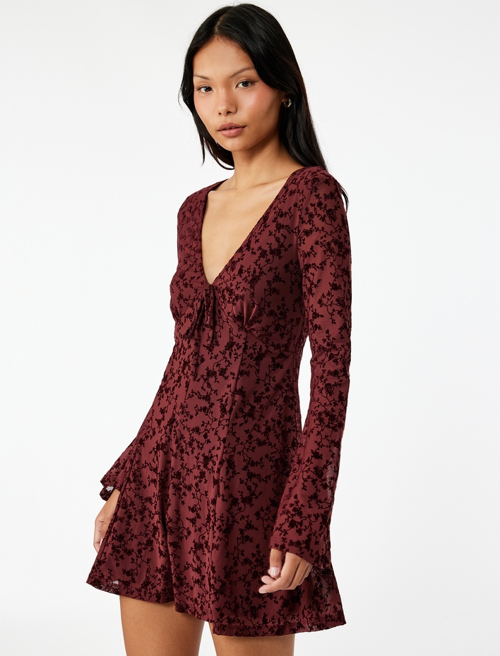  Tül V Yaka Uzun İspanyol Kollu Fiyonklu Dantelli Mini Şortlu Tulum