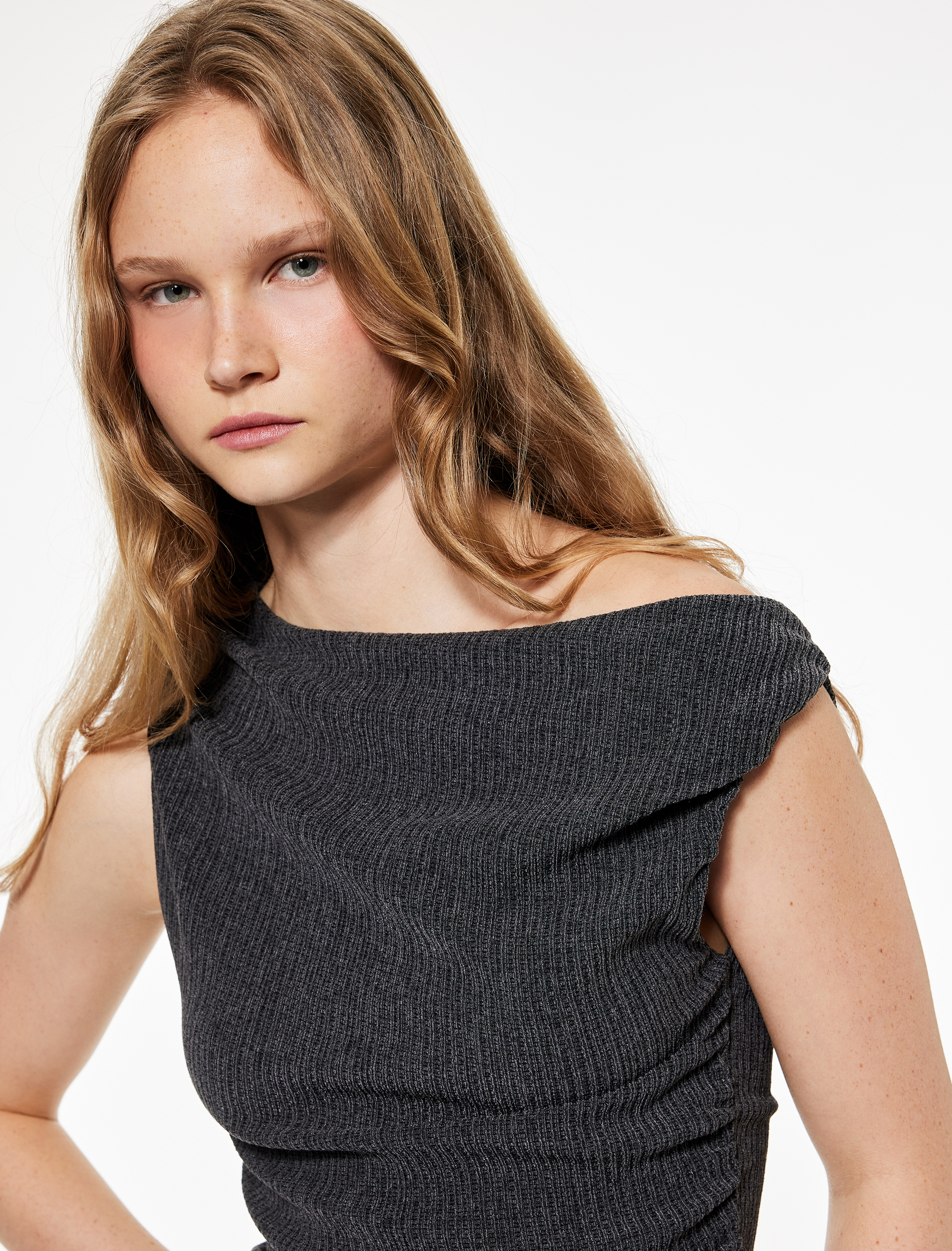   Viskon Karışımlı Drape Detaylı Dokulu Asimetrik Yaka Kolsuz Bluz