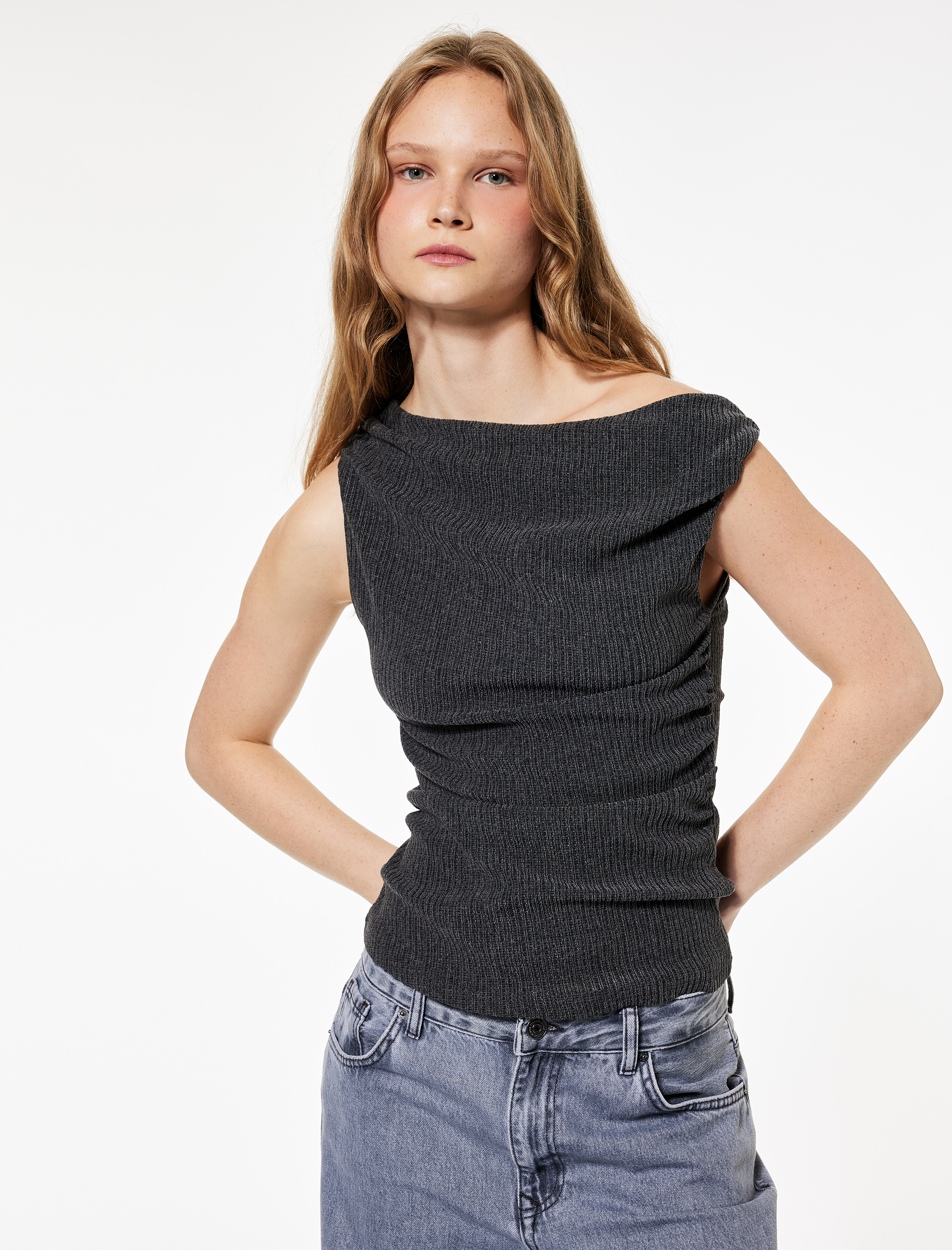   Viskon Karışımlı Drape Detaylı Dokulu Asimetrik Yaka Kolsuz Bluz