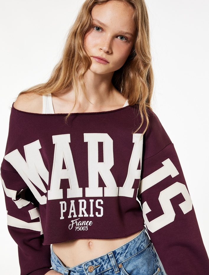  Uzun Kollu Baskılı Kayık Yaka Oversize Crop Sweatshirt