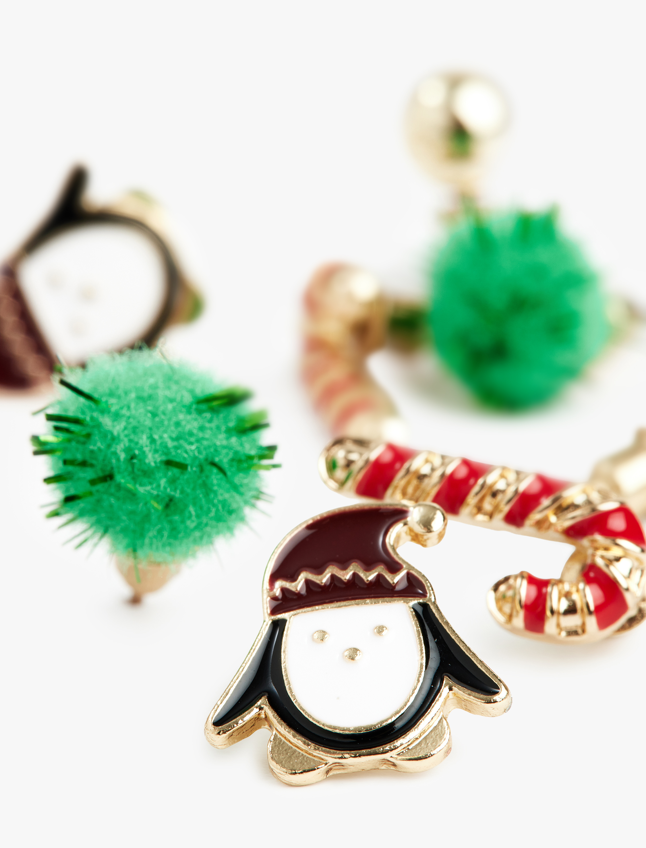  Kadın Yılbaşı Temalı Çok Renkli 4'lü Küpe Seti