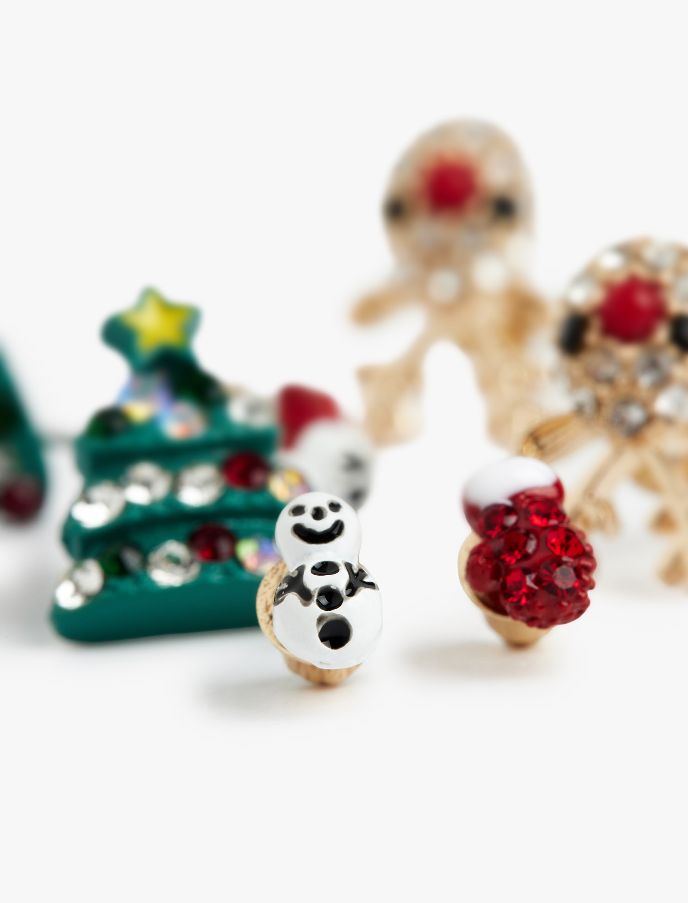  Kadın Çok Renkli Taş Detaylı Yılbaşı Temalı 4'lü Küpe Seti