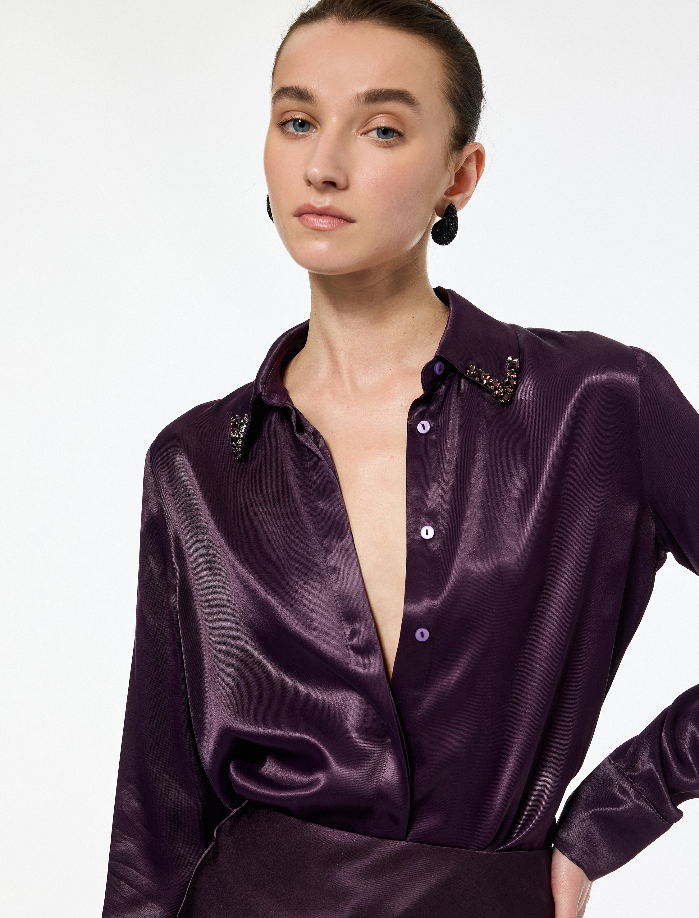   Uzun Kollu Düğmeli Klasik Yaka Taş Detaylı Viskon Saten Gömlek