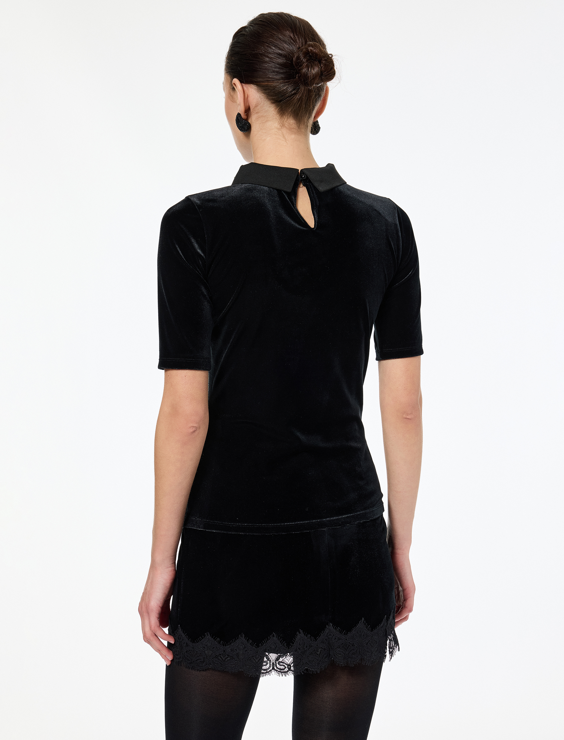   Kısa Kollu Klasik Yaka Taşlı Nakış Detaylı Kadife Tişört