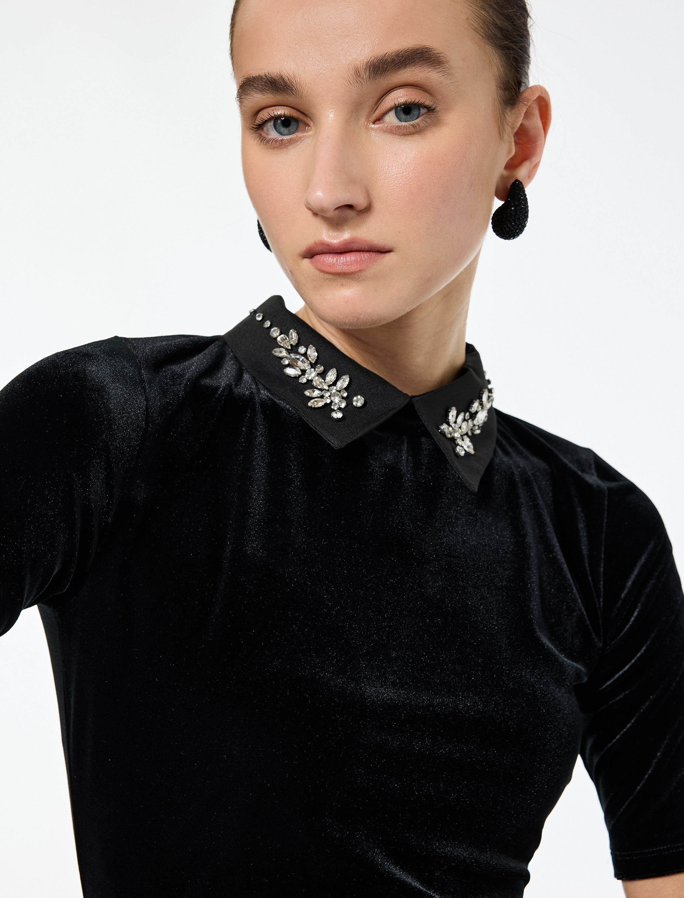   Kısa Kollu Klasik Yaka Taşlı Nakış Detaylı Kadife Tişört