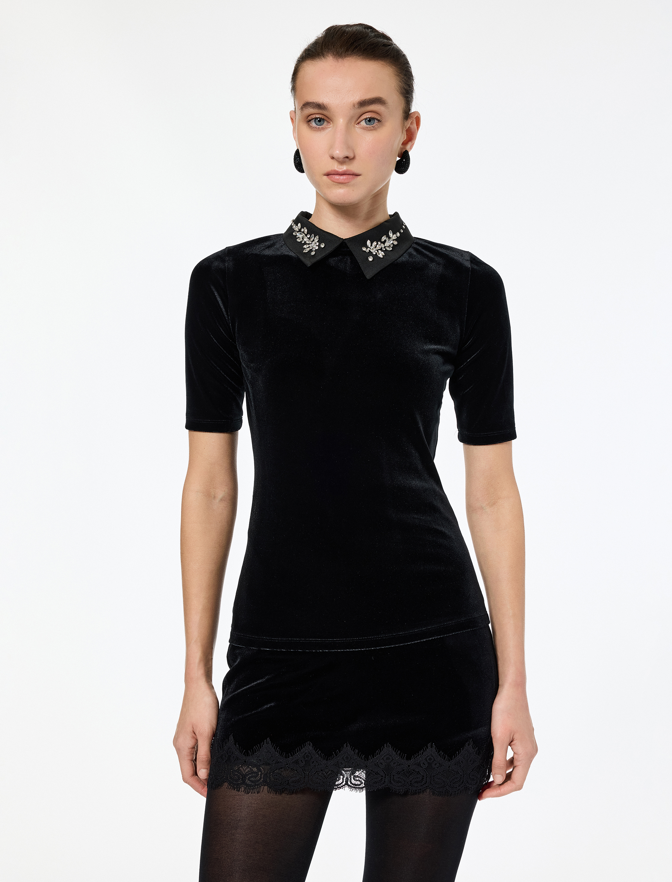   Kısa Kollu Klasik Yaka Taşlı Nakış Detaylı Kadife Tişört