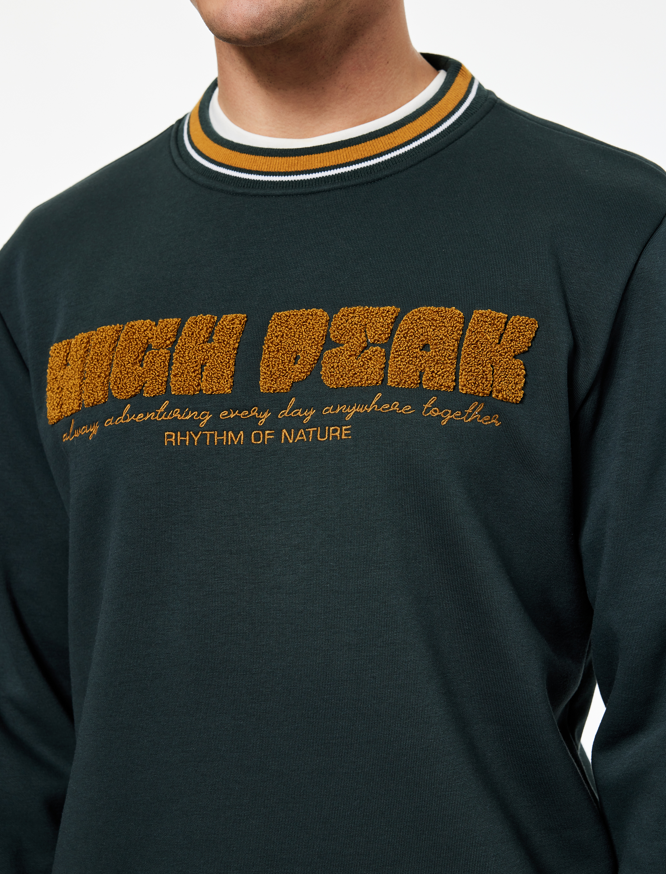   Uzun Kollu Şerit Detaylı Bisiklet Yaka Nakışlı Sweatshirt