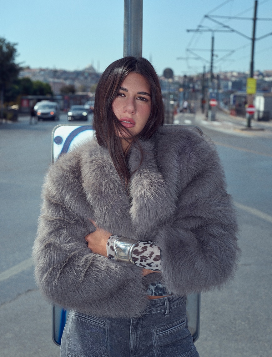 Koton X Sibil Çetinkaya – Suni Kürk Mont Crop Uzun Kollu Bisiklet Yaka