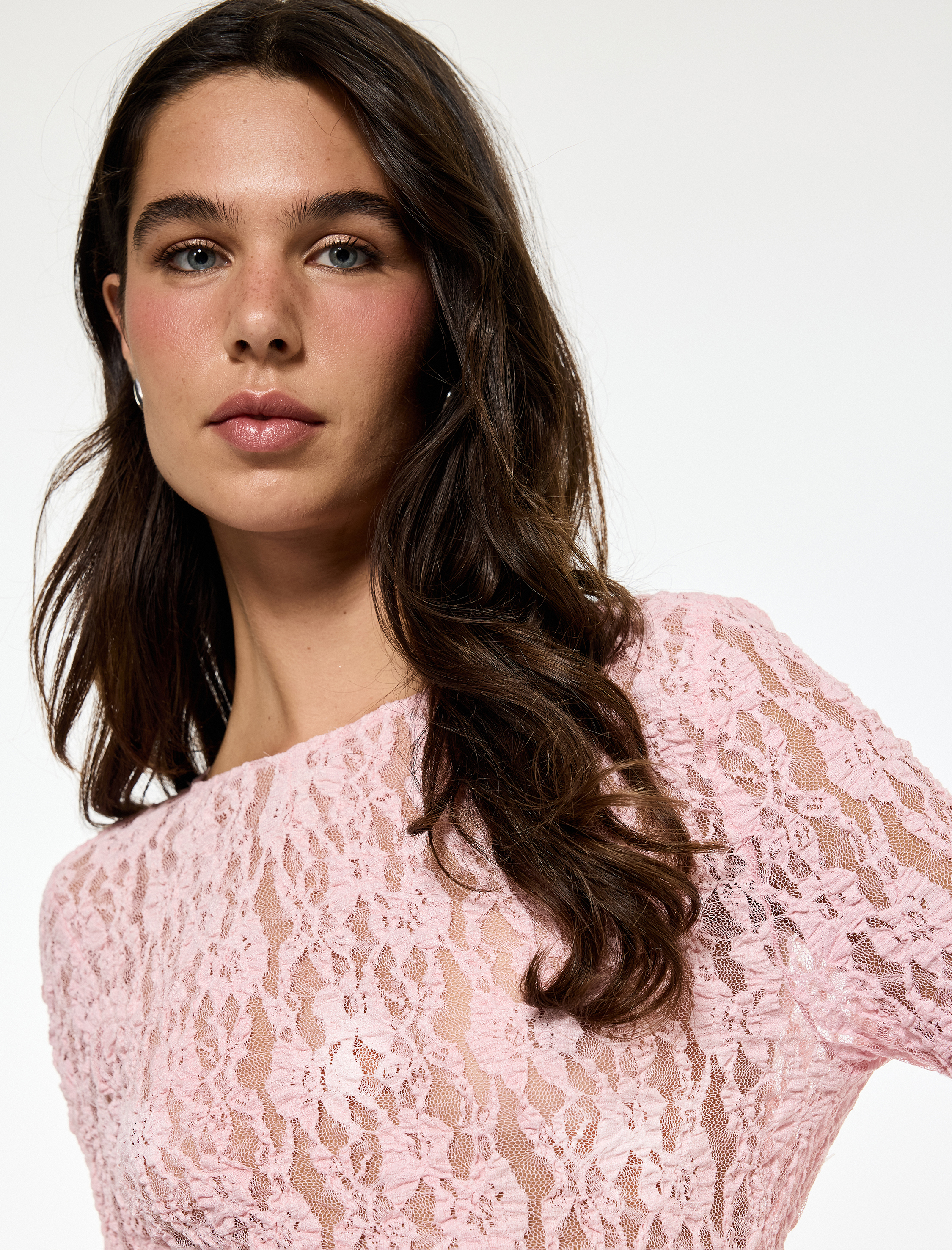   Koton X Sibil Çetinkaya - Kayık Yuvarlak Yaka Uzun Kollu Asimetrik Transparan Dantelli Bluz