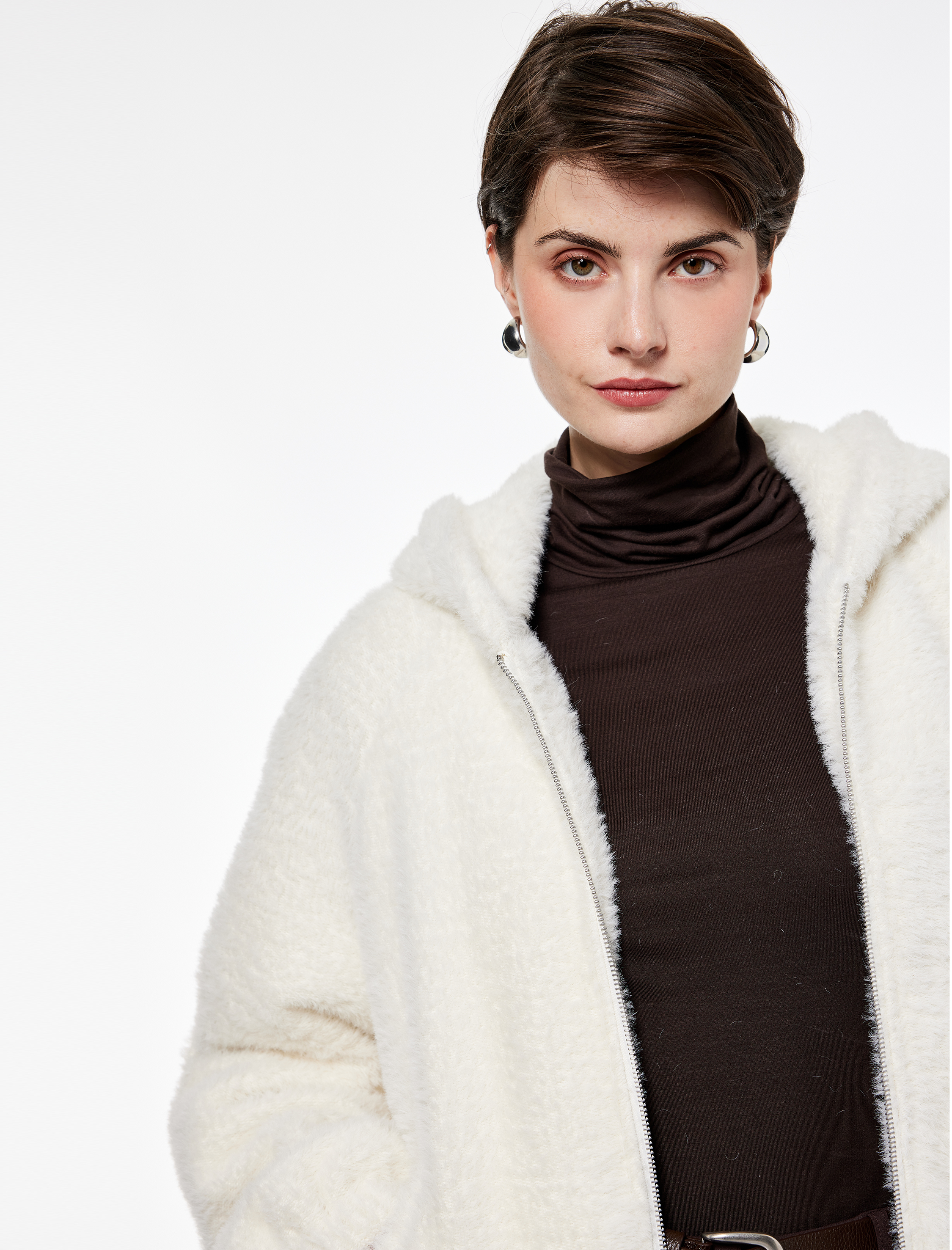 Uzun Kollu Cepli Fermuarlı Kapüşonlu Peluş Ceket