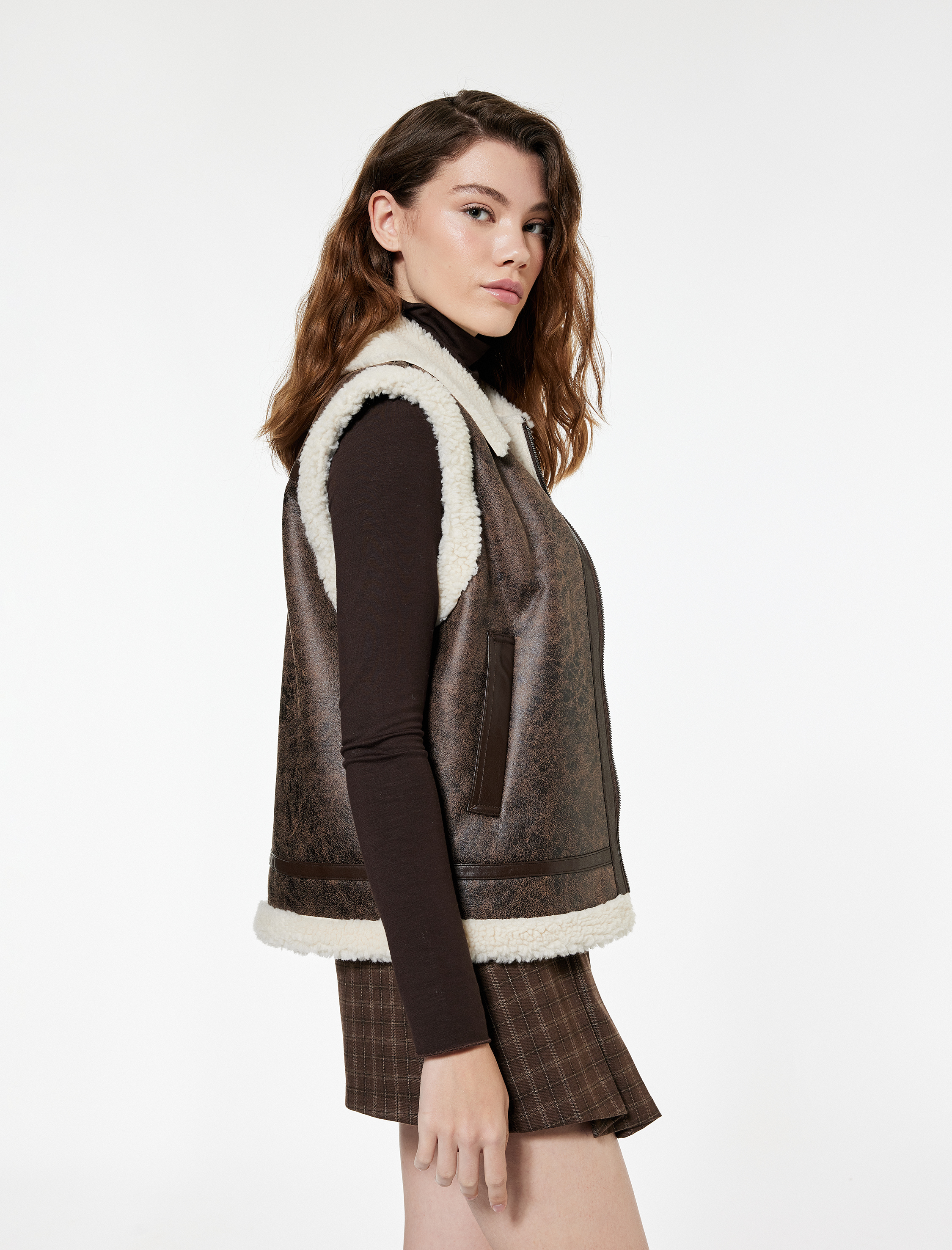   Cepli Fermuarlı Yakası Peluş Detaylı Suni Deri Yelek