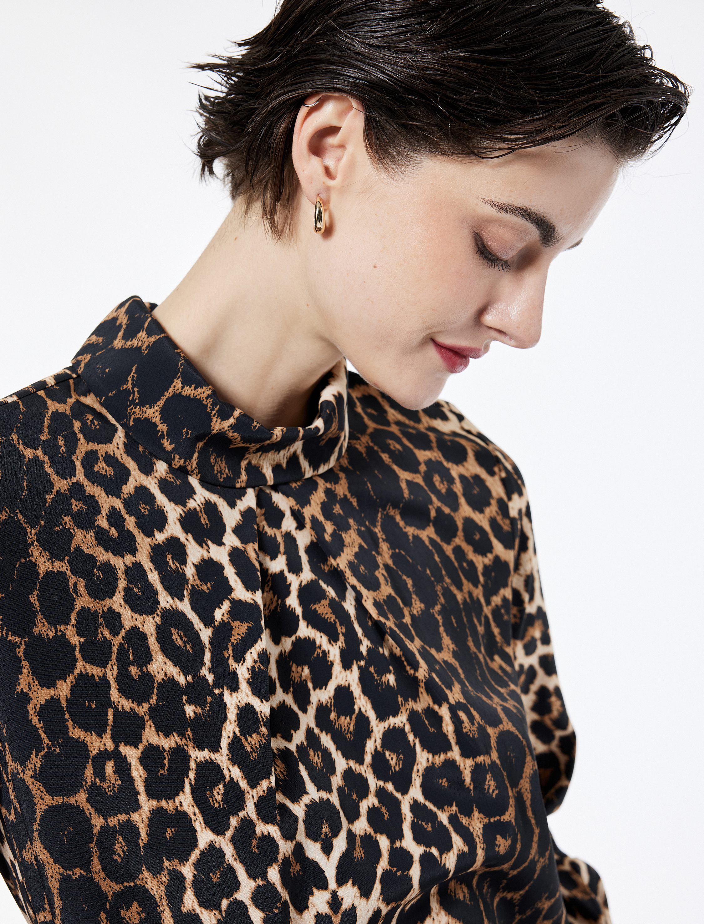   Uzun Kollu Dik Yaka Leopar Desenli Bluz