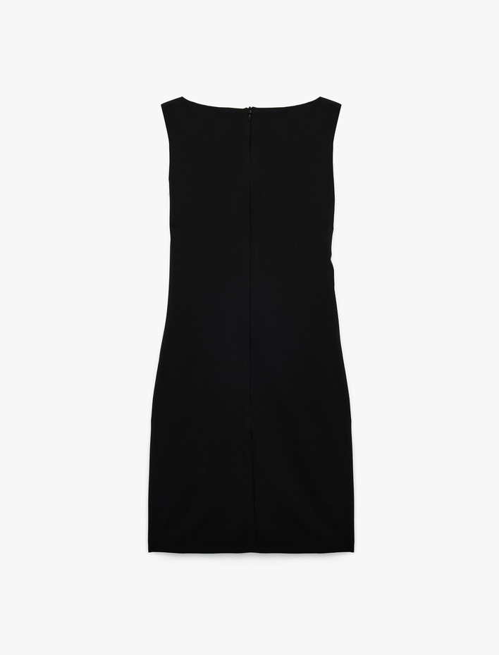  Aksesuar Detaylı Kolsuz Yuvarlak Kayık Yaka Mini Elbise