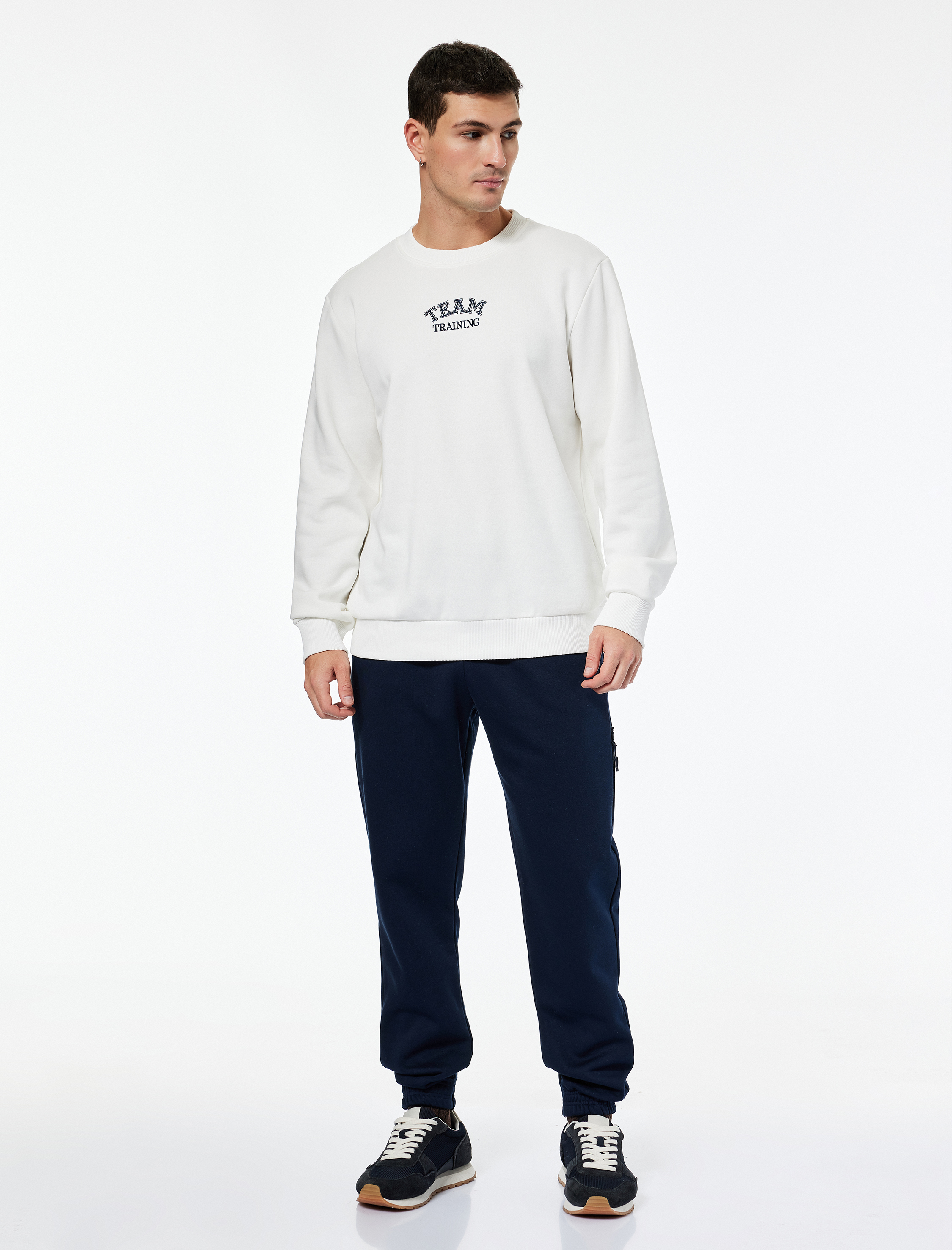   Regular Fit Uzun Kollu Nakışlı Bisiklet Yaka Sweatshirt