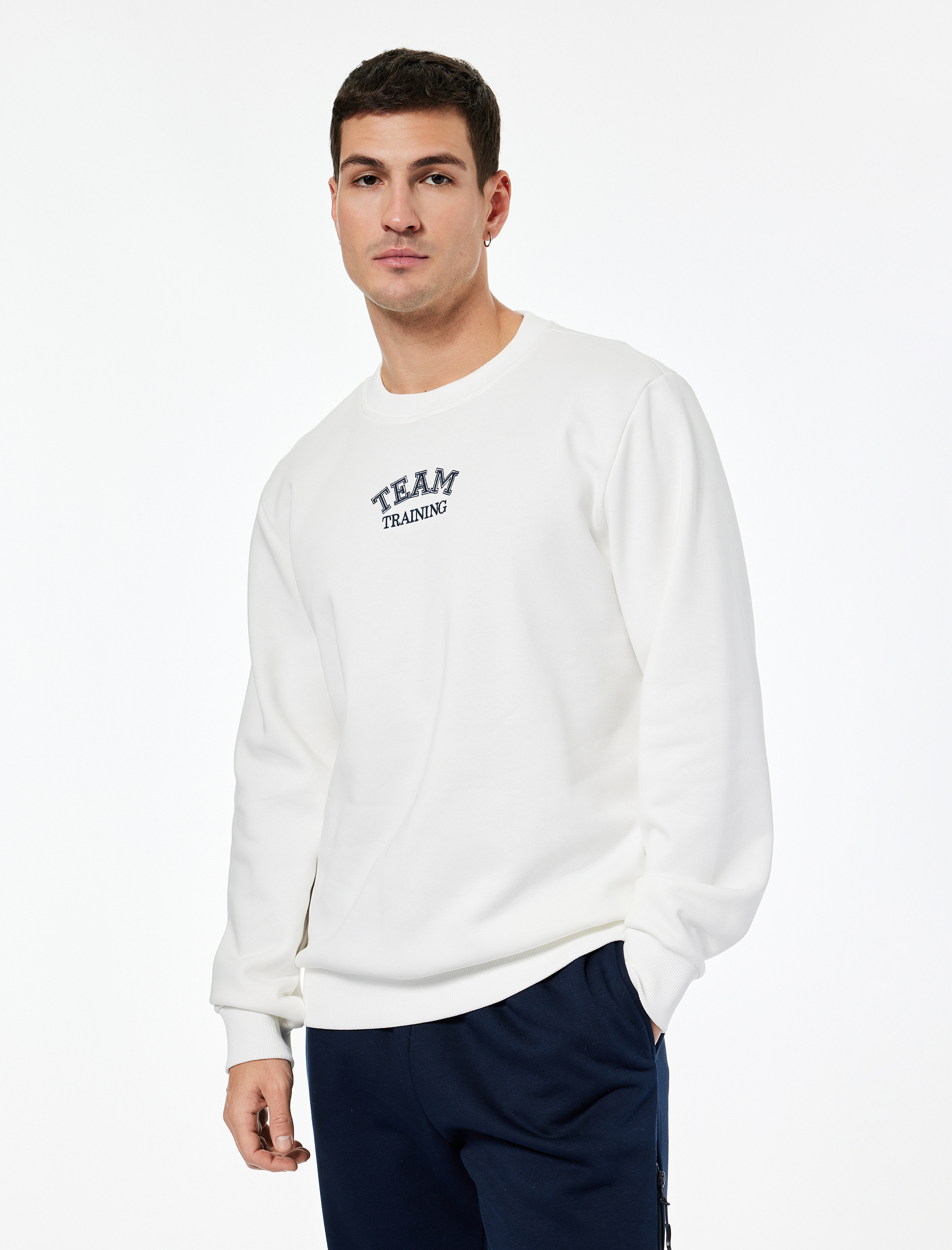   Regular Fit Uzun Kollu Nakışlı Bisiklet Yaka Sweatshirt