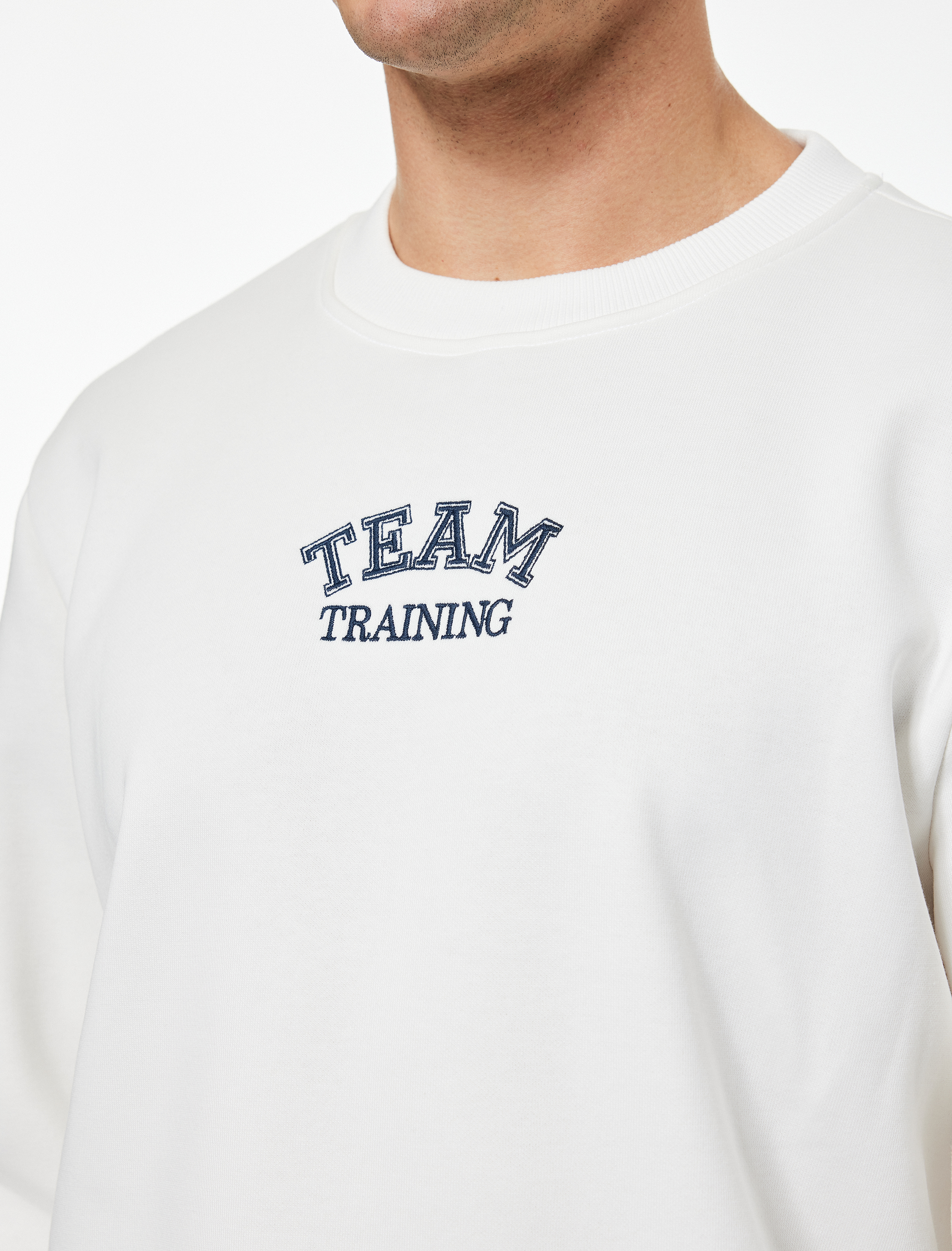   Regular Fit Uzun Kollu Nakışlı Bisiklet Yaka Sweatshirt