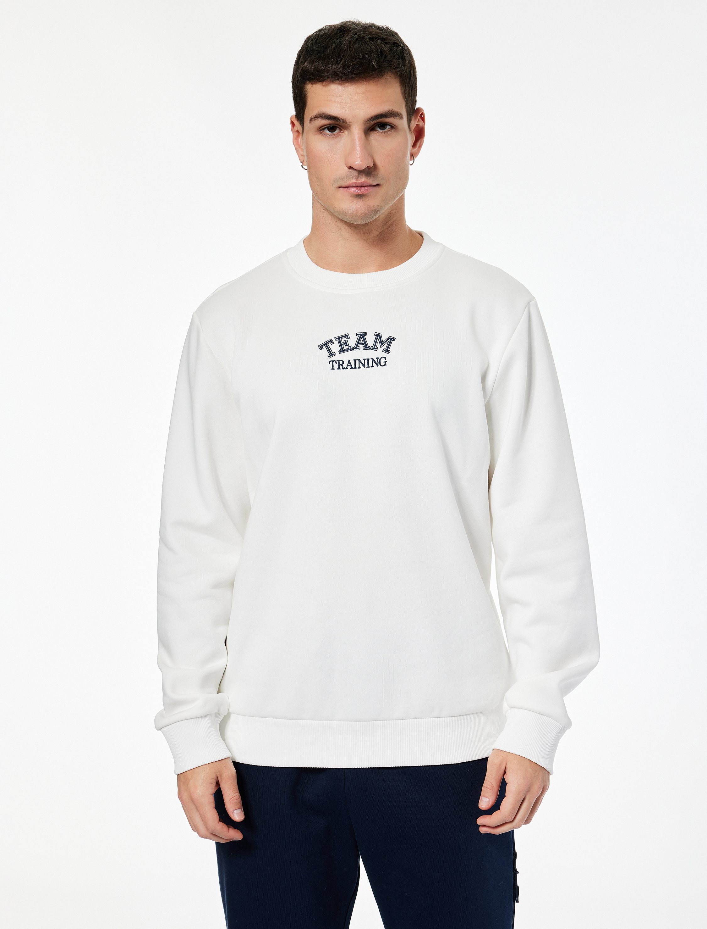   Regular Fit Uzun Kollu Nakışlı Bisiklet Yaka Sweatshirt