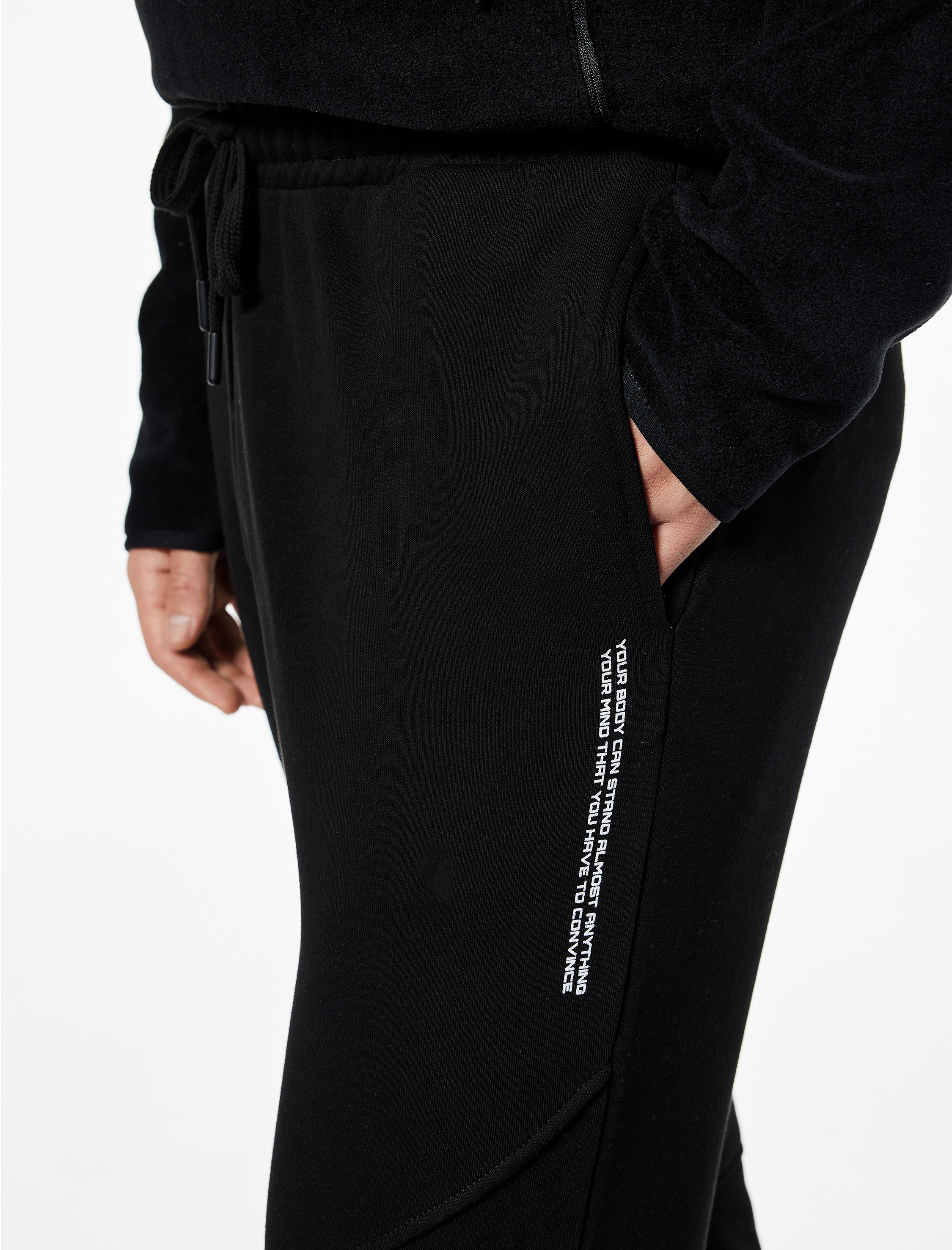   Rahat Kalıp Cepli Pamuklu Beli Bağcıklı Baskılı Jogger Spor Eşofman Altı