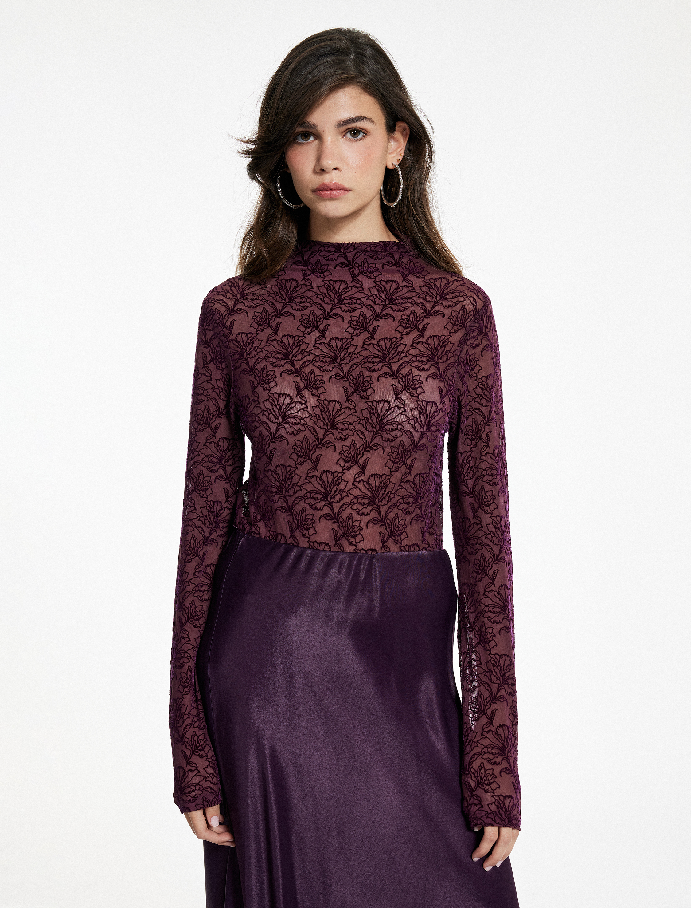   Slim Fit Uzun Kollu Hafif Dik Yaka Transparan Dantelli Tişört