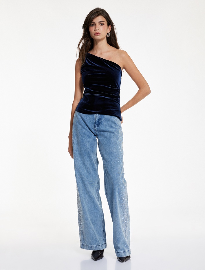  Aksesuar Detaylı Asimetrik Yaka Kolsuz Tek Omuz Kadife Bluz