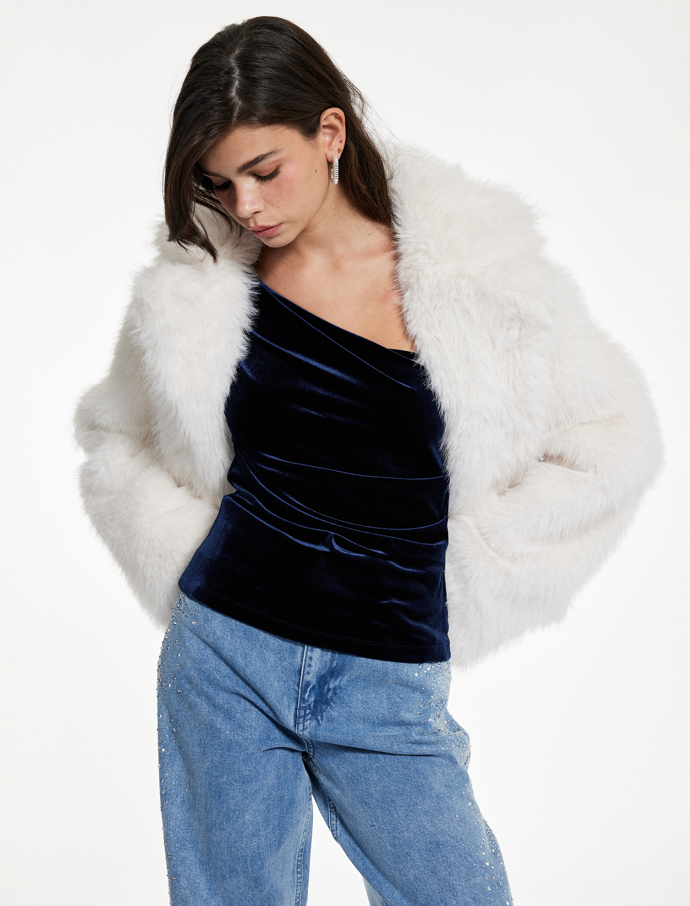   Aksesuar Detaylı Asimetrik Yaka Kolsuz Tek Omuz Kadife Bluz