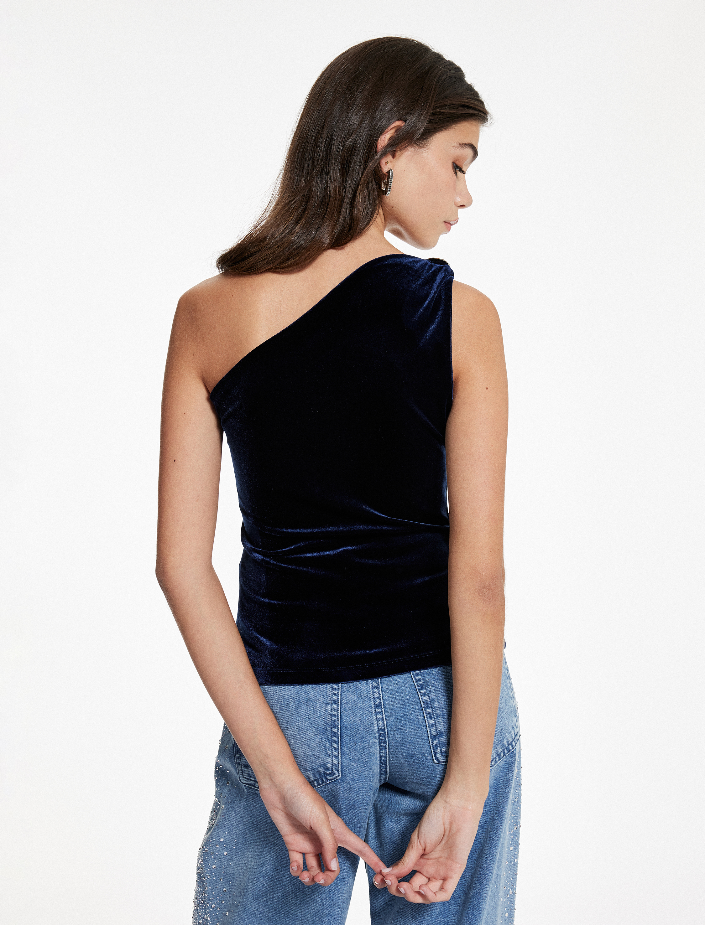   Aksesuar Detaylı Asimetrik Yaka Kolsuz Tek Omuz Kadife Bluz