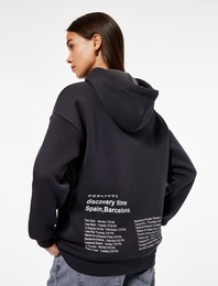 Uzun Kollu Kapüşonlu Arkası Baskılı Oversize Sweatshirt