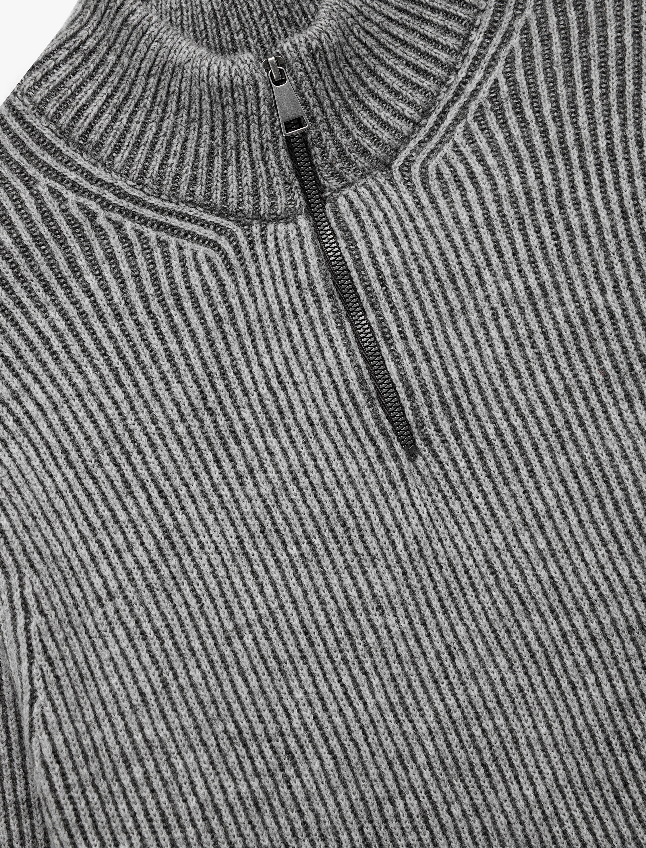   Uzun Kollu Dokulu Yarım Fermuarlı Triko Kazak