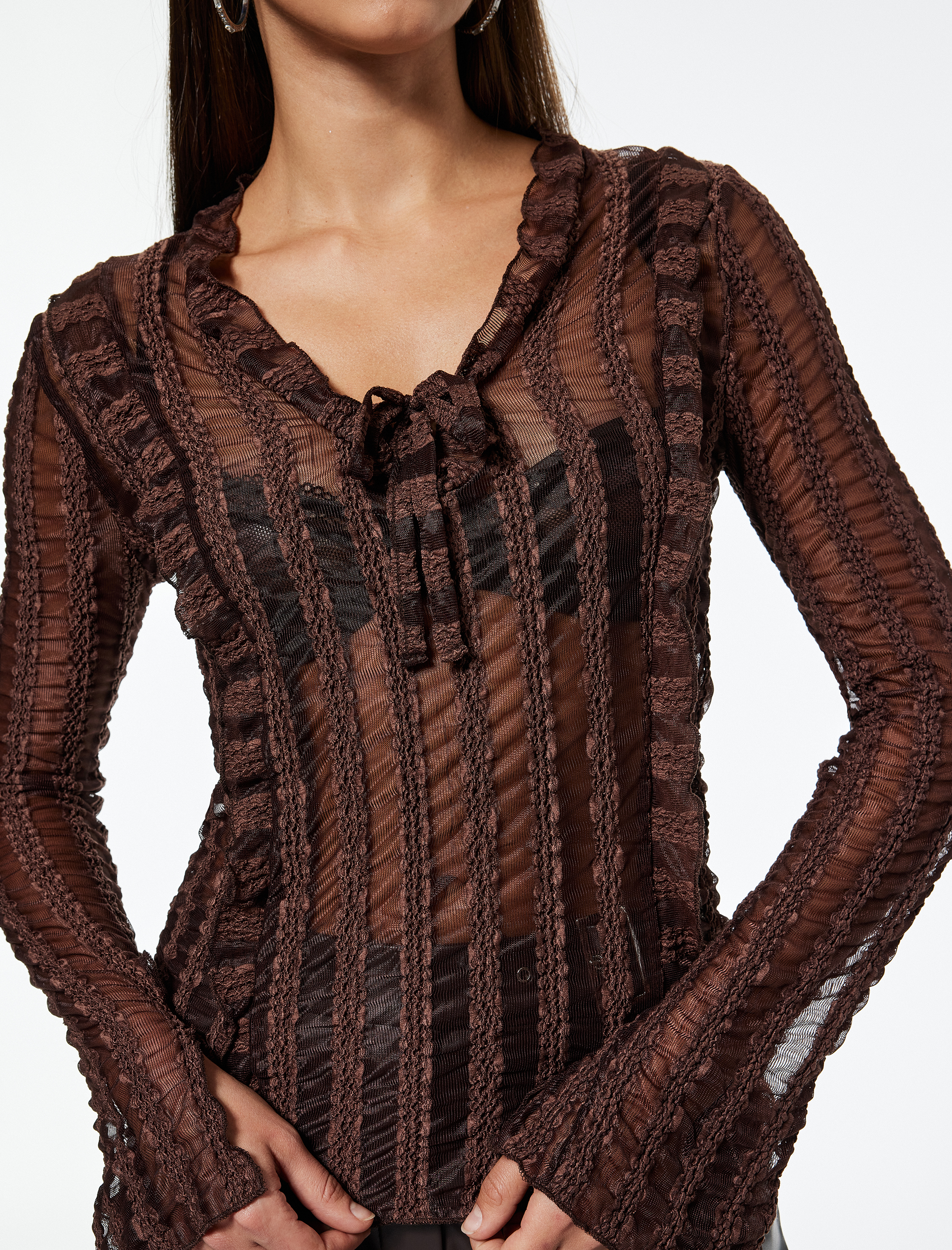   Fırfır Detaylı Uzun Kollu V Yaka Slim Fit Transparan Dantel Tişört