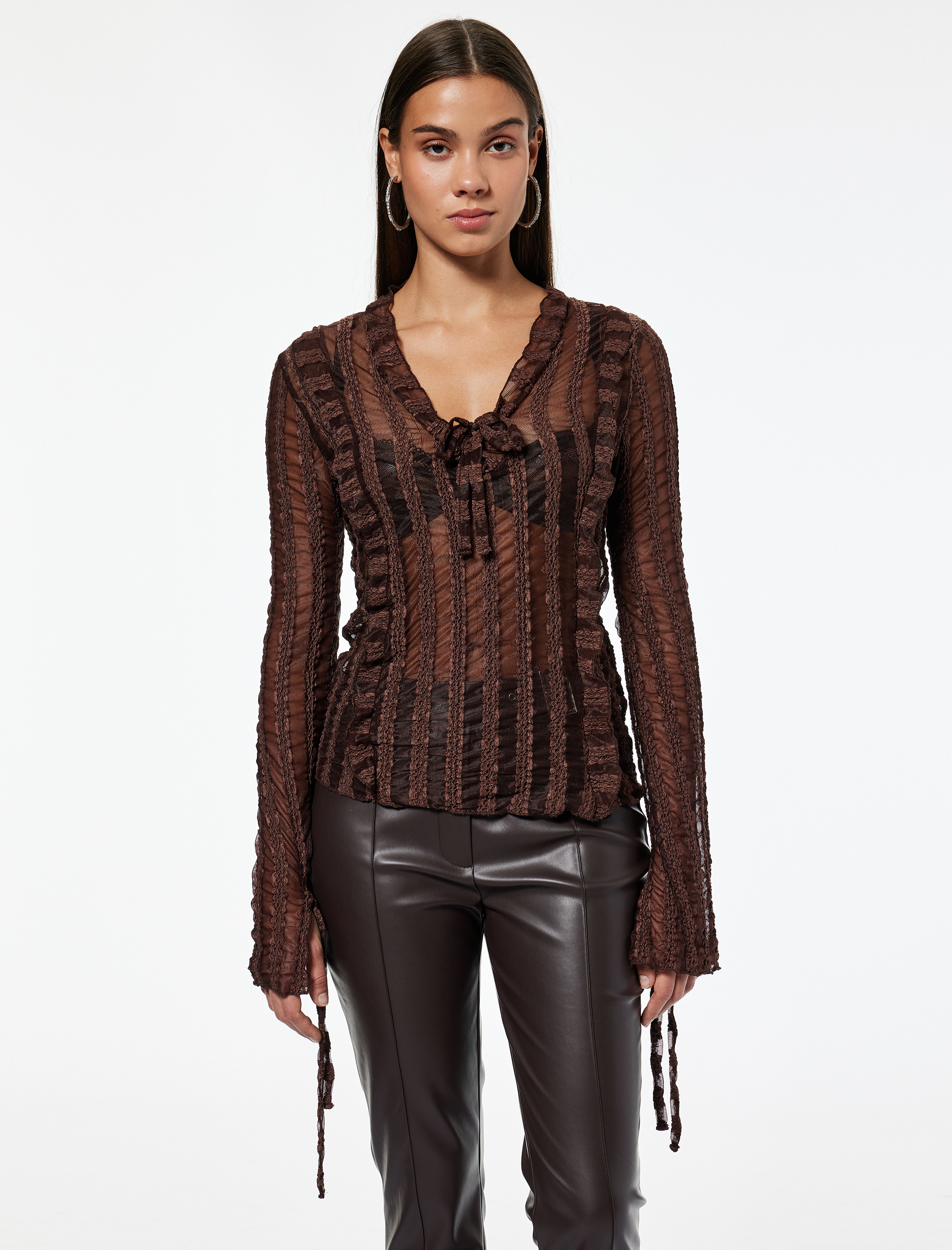   Fırfır Detaylı Uzun Kollu V Yaka Slim Fit Transparan Dantel Tişört