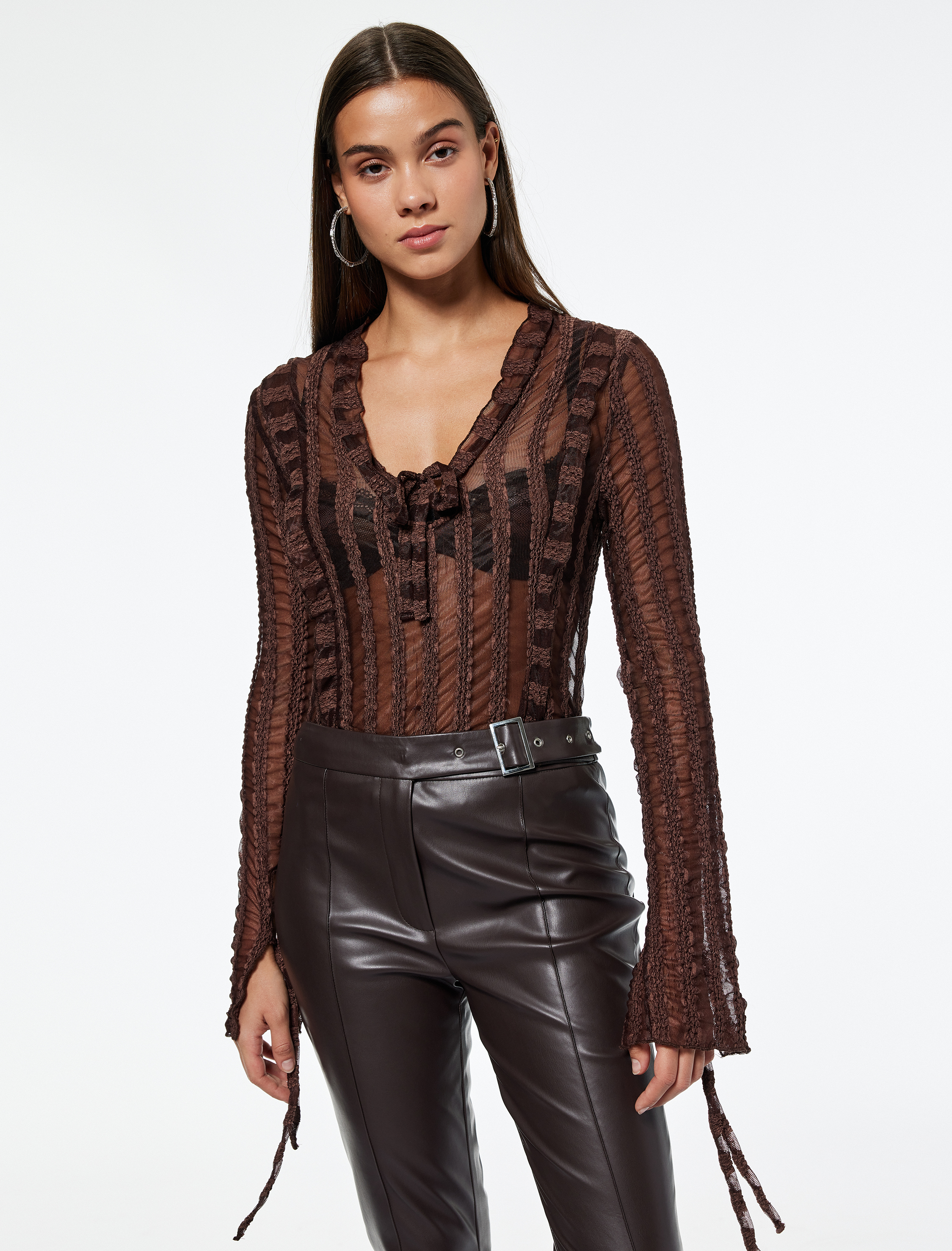   Fırfır Detaylı Uzun Kollu V Yaka Slim Fit Transparan Dantel Tişört