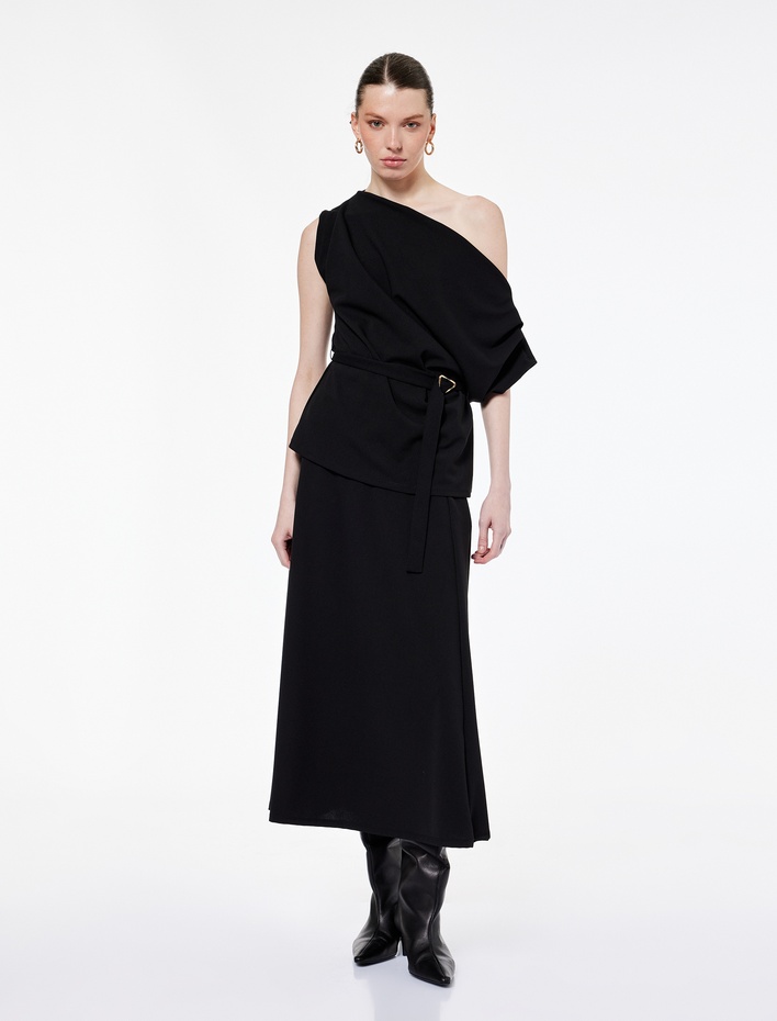  Slim Fit Kemer Detaylı Degaje Yaka Kolsuz Bluz